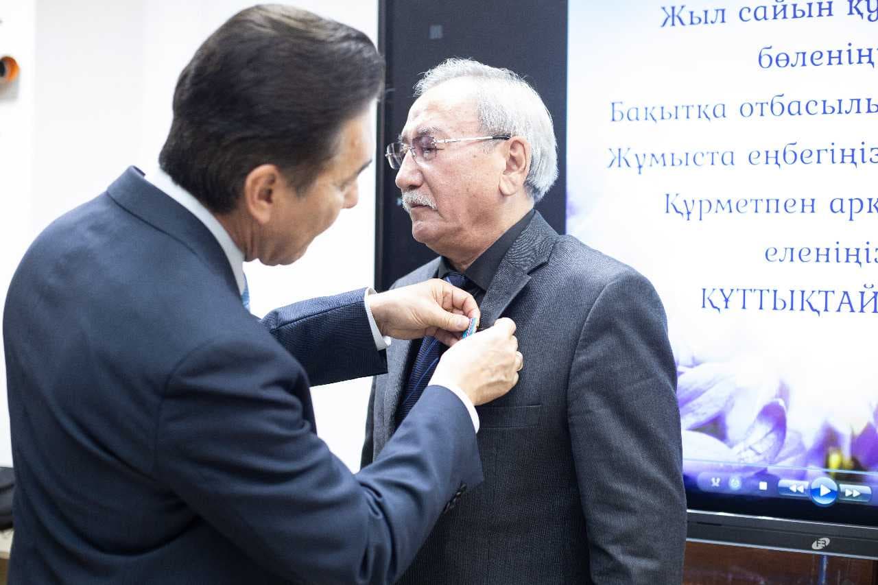 Коллектив Международного университета «Астана» и Высшей школы искусства и дизайна искренне поздравляет почетного педагога, профессора Оспанова Баймурата Ермагамбетула с орденом «Құрмет». — 1