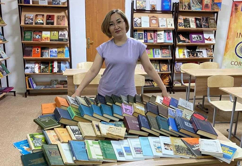 Педагогикалық институттың оқытушысы университет кітапхана қорына жеке кітапханадан 70-ке жуық кітап сыйлады — 1