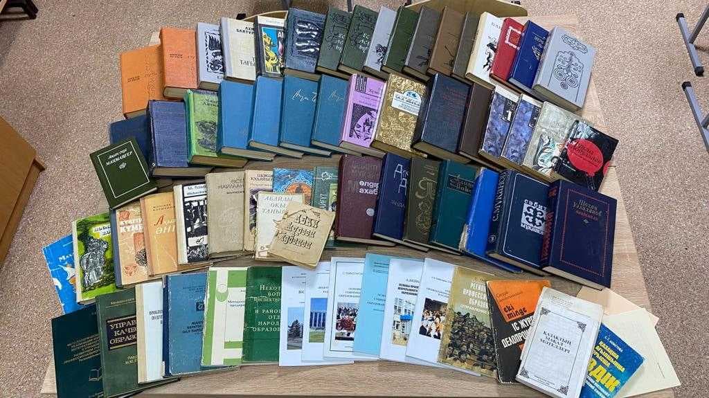 Педагогикалық институттың оқытушысы университет кітапхана қорына жеке кітапханадан 70-ке жуық кітап сыйлады — 2