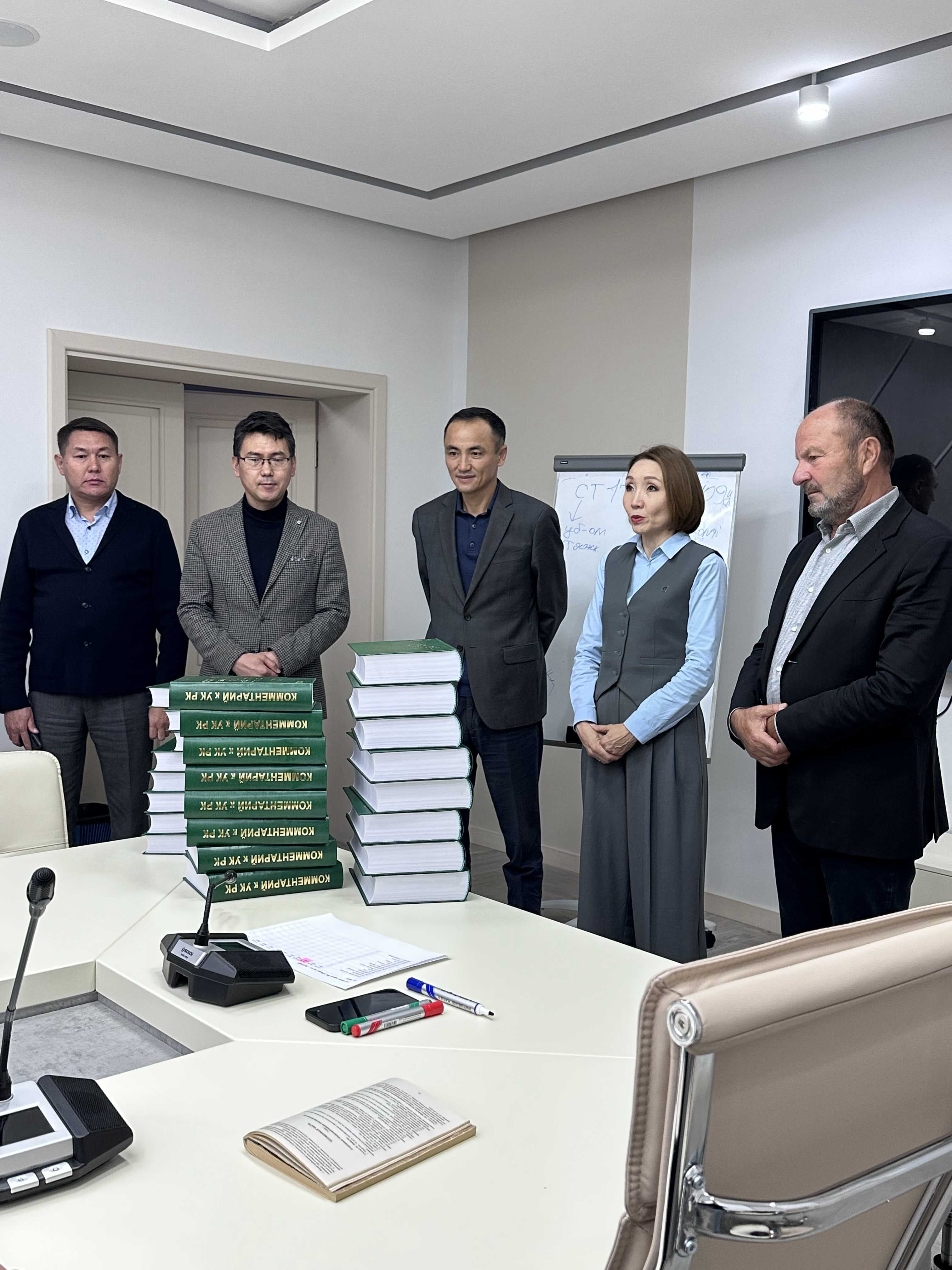 THE FAMOUS SCIENTIST DOCTOR OF LAW, PROFESSOR BORCHASHVILI ISIDOR SHAMILOVICH PRESENTED THE STUDENTS WITH A COMMENTARY ON THE CRIMINAL CODE OF THE REPUBLIC OF KAZAKHSTAN — 1