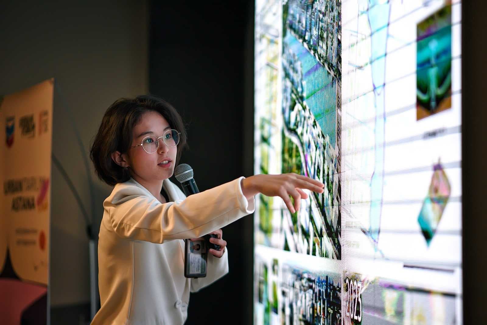 The School of Natural Sciences together with the "Urbanitarium Astana Club 2023" held the closing of the urban studies club for teenagers aged 13-16. From July to November 2023, more than 100 Astana teenagers took part in a free educational program — 4