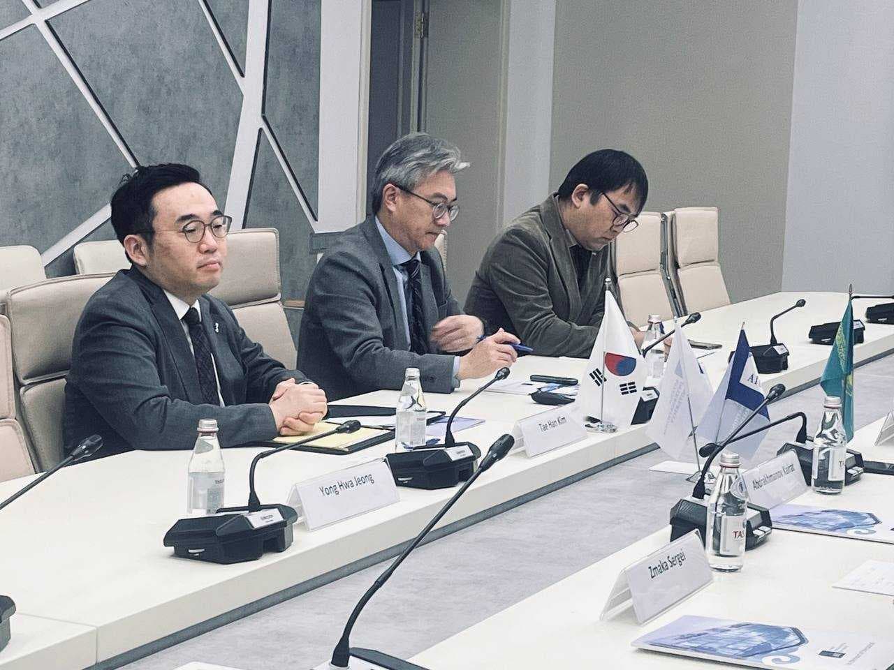 On November 17th , Astana International University (AIU) hosted a meeting with the  representatives of the partner university from Korea (Wosoong University - WU). The Korean side was represented by: Kim Tae Han, Executive Director of the Wosoong Foundation, Dean Lee Taek, Executive Dean of International Schools and Professor Yong Hwa Jong. — 1