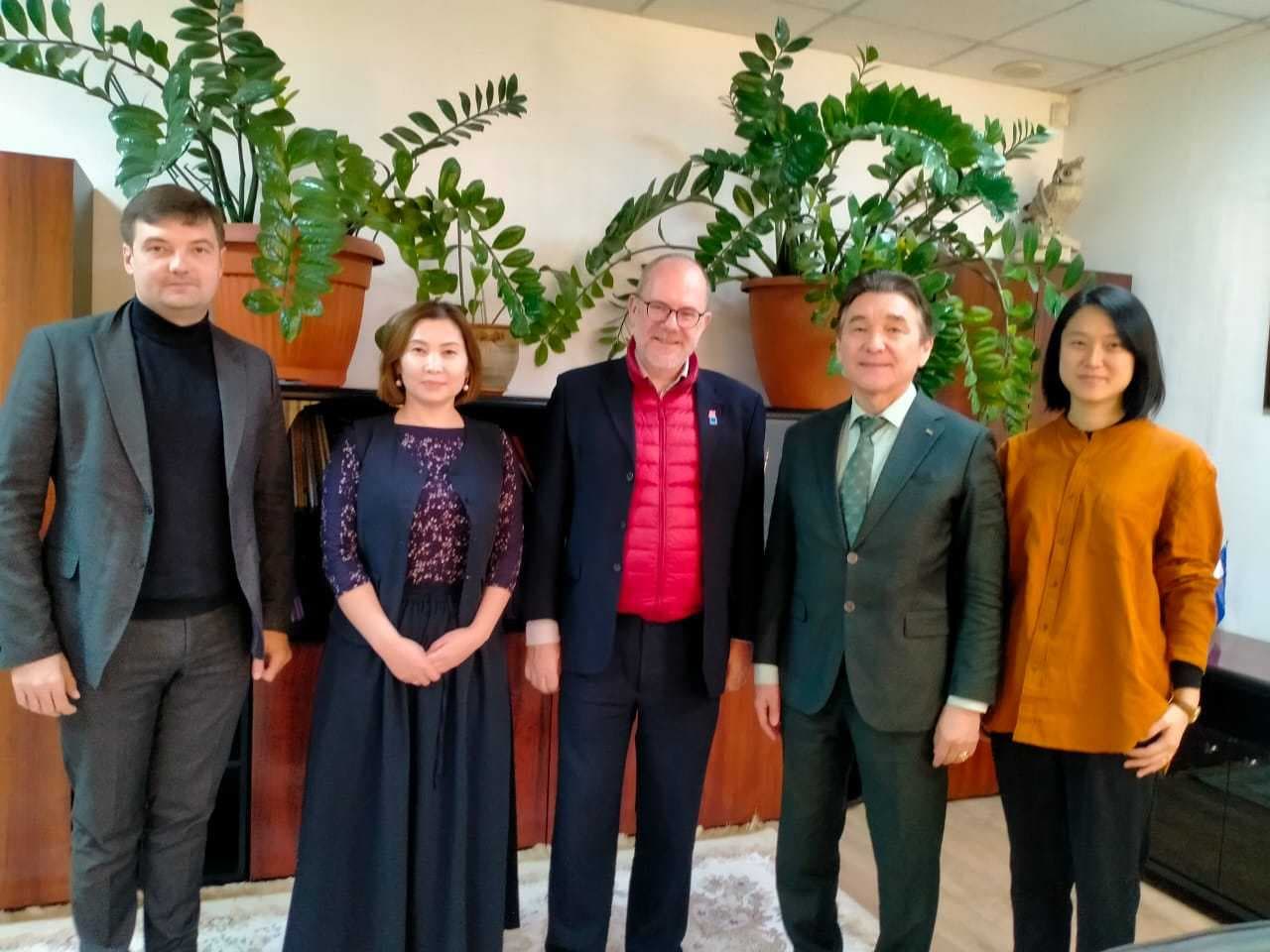 Астана халықаралық университетінің магистранттары мен докторанттарына әлемге әйгілі геолог-физик, Наньянг технологиялық университетінің (NTU Singapore) профессоры Саймон Редферн дәріс оқиды! QS World University Ranking 2024 деректері бойынша бұл университет әлемде 26-шы орында — 1