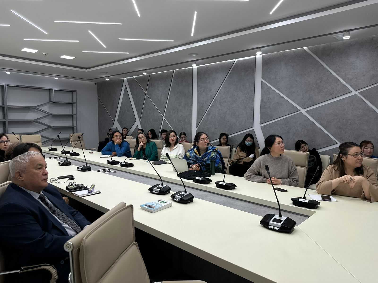 On December 11, 2023, Professor Simon Redfern of Nanyang Technological University (Singapore) conducted a seminar for the teaching staff of Astana International University — 5