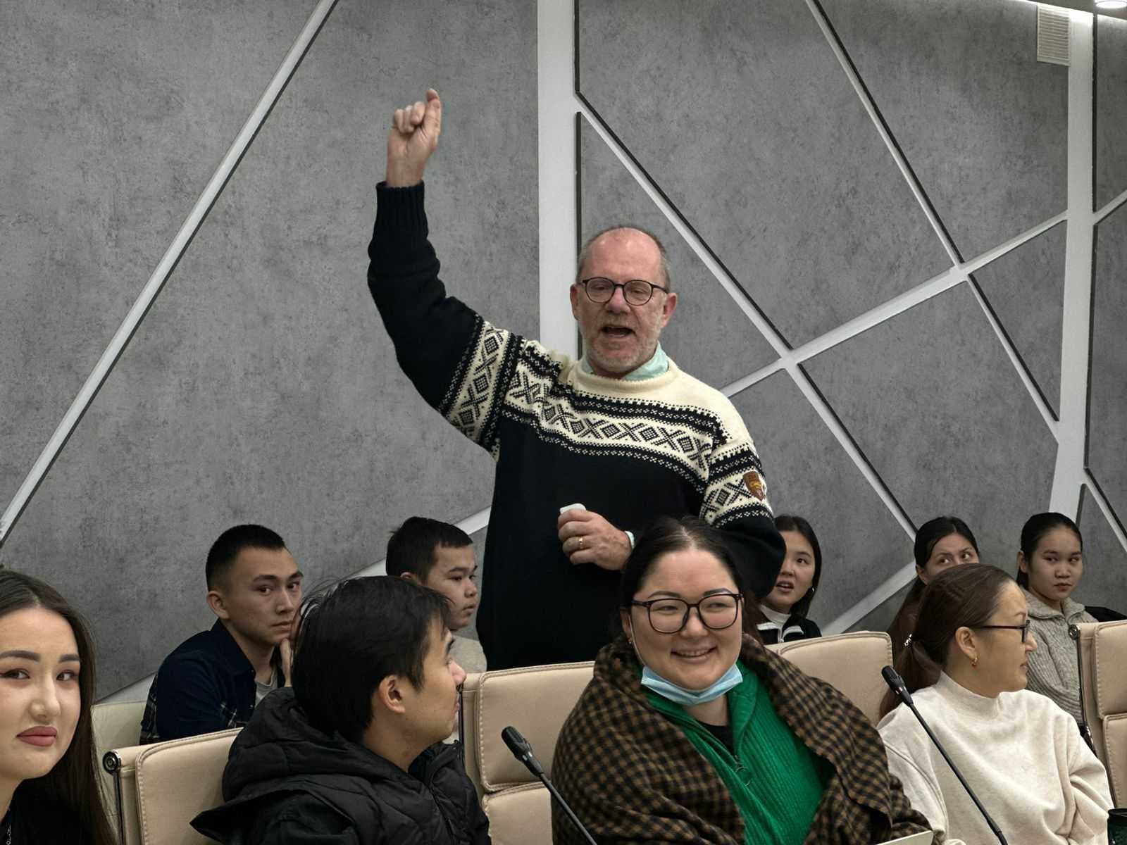 Наньян технологиялық университетінің (Сингапур) профессоры Саймон Редферн Астана халықаралық университетінің профессорлық-оқытушылық құрамы, докторанттары мен магистранттары үшін «Академиялық мақаланы жазу және жариялау» тақырыбында шеберлік сыныбы мен тренинг өткізді — 7