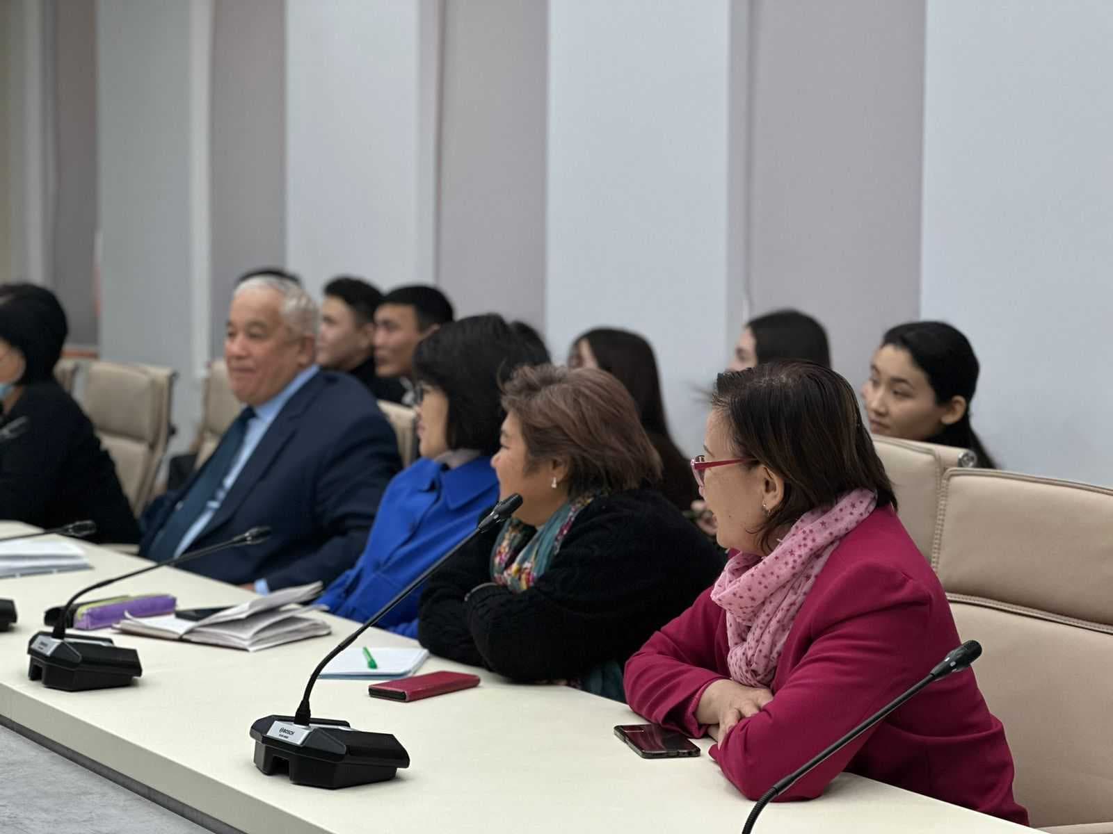 Наньян технологиялық университетінің (Сингапур) профессоры Саймон Редферн Астана халықаралық университетінің профессорлық-оқытушылық құрамы, докторанттары мен магистранттары үшін «Академиялық мақаланы жазу және жариялау» тақырыбында шеберлік сыныбы мен тренинг өткізді — 6
