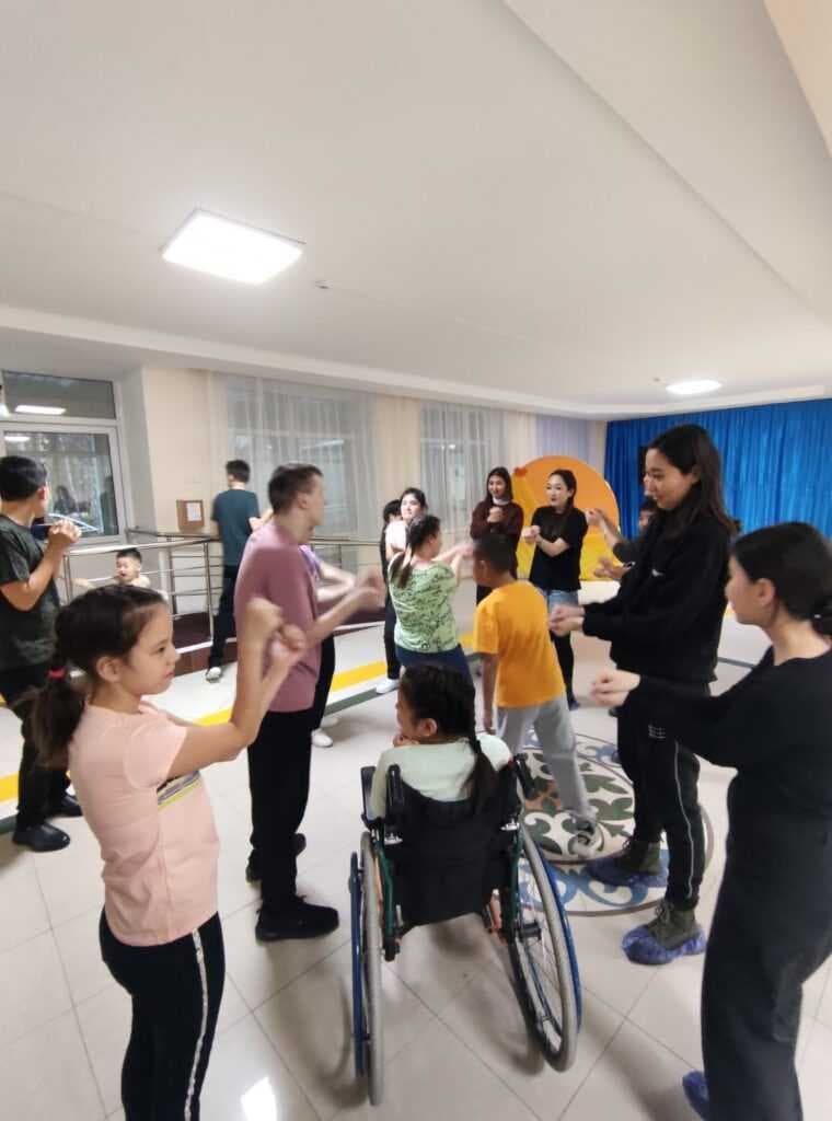 On 11/09/2023, as part of educational work, a creative meeting was held between the teaching staff and students of the Higher School of Arts and Design of Astana International University with students of the Nurly Zhurek Social Service Center. — 2