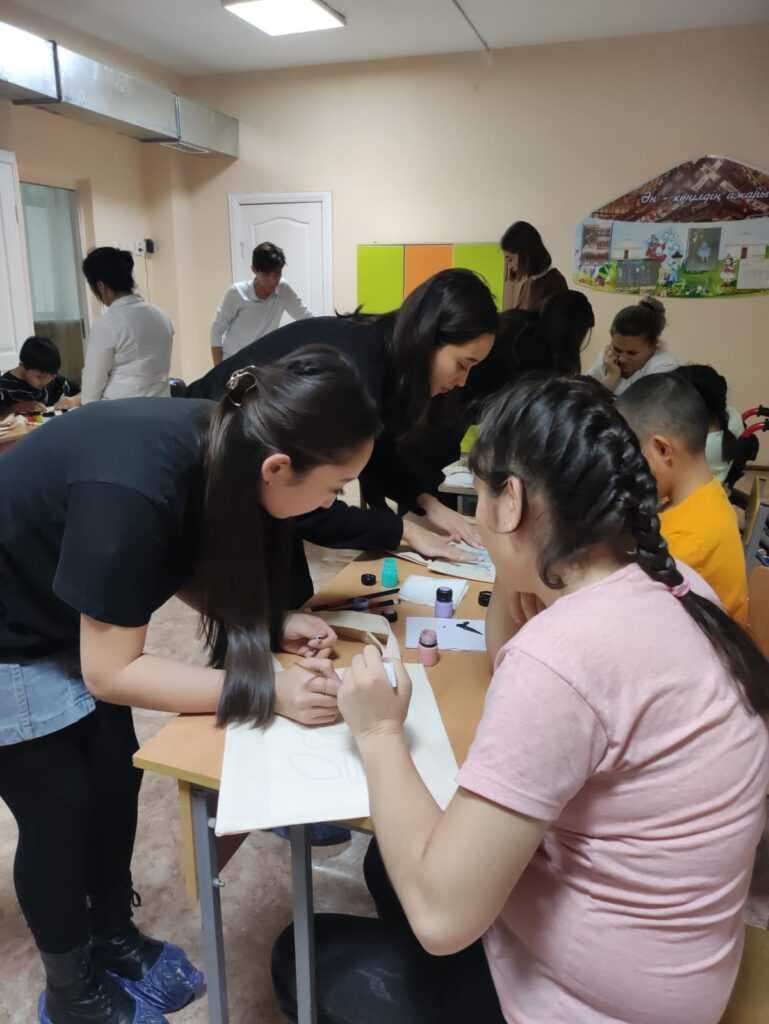 On 11/09/2023, as part of educational work, a creative meeting was held between the teaching staff and students of the Higher School of Arts and Design of Astana International University with students of the Nurly Zhurek Social Service Center. — 4