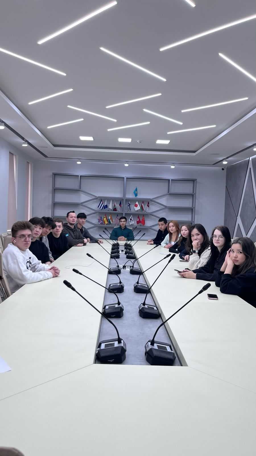 Жаратылыстану ғылымдары жоғары мектебінің студенті «Мentor me» бағдарламасы аясында мобилография негіздері туралы айтты — 2
