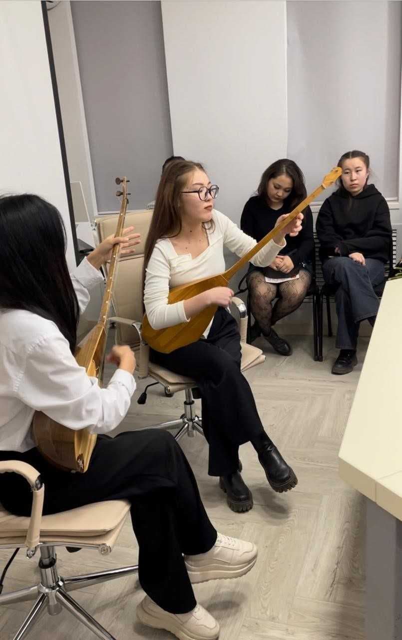 MEETING STUDENTS WITH STAKEHOLDER — 3
