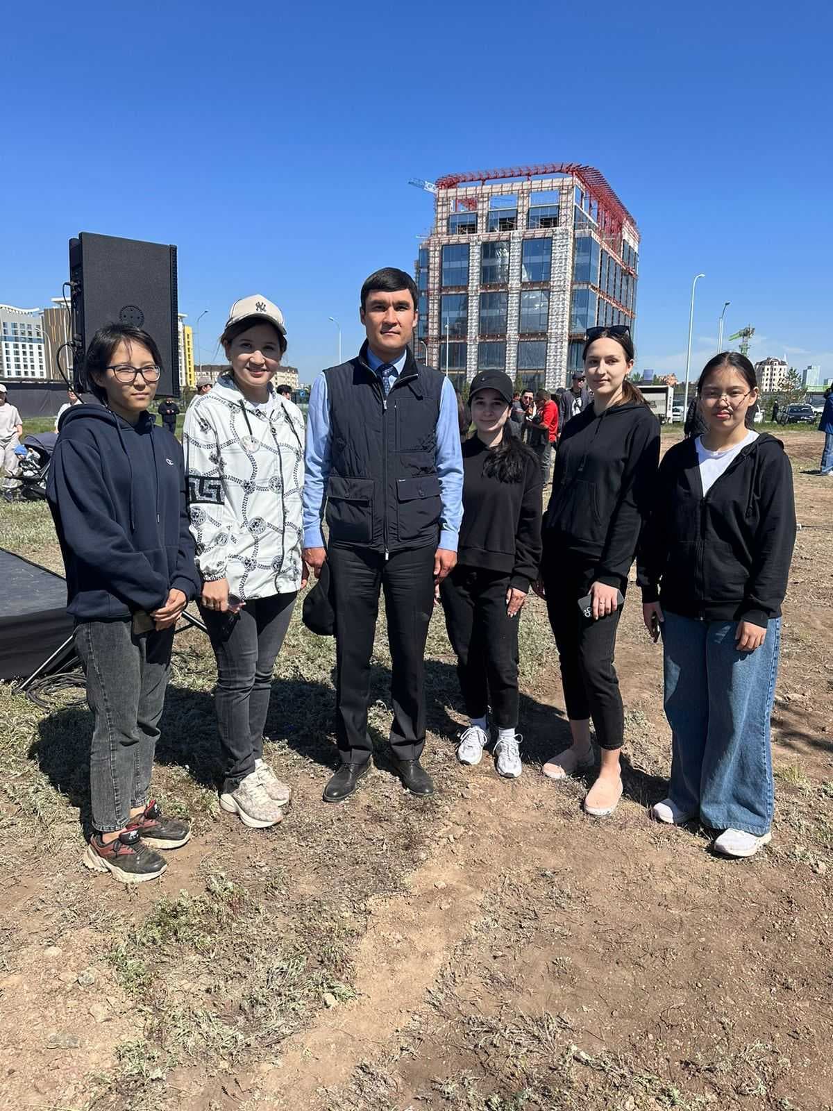 Volunteers of the environmental club of Astana International University are greening the city! — 2