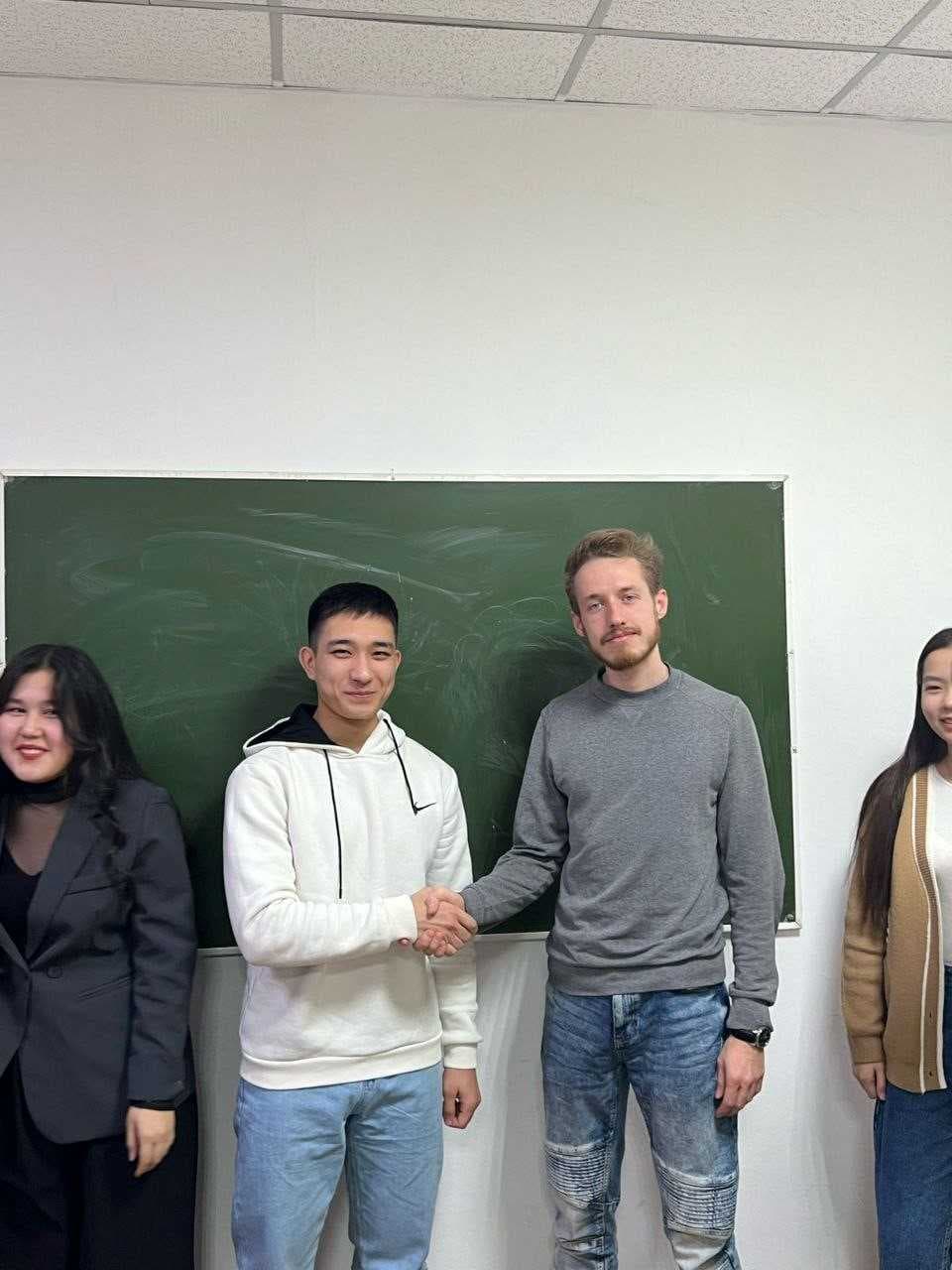 2024 жылдың наурыз айынан бастап Astana International University-ге ғылыми тағылымдамадан өту үшін Острава университетінің (Чехия, Острава қ.) докторанты Андрюс Толочка келді. Эндрюс 1 курс студенттеріне бірқатар дәрістер, сондай-ақ 2-3 курс үшін Статистика пәні бойынша практикалық сабақтар өткізді. Биыл ШҚО Катонқарағай ұлттық паркінде өткен бірінші курс географтарына арналған оқу-далалық практикаға қатысты. — 2