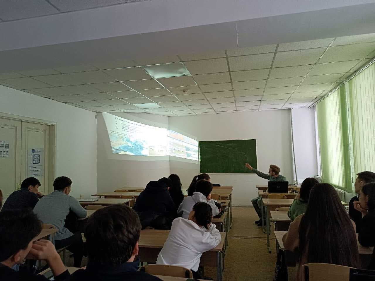 2024 жылдың наурыз айынан бастап Astana International University-ге ғылыми тағылымдамадан өту үшін Острава университетінің (Чехия, Острава қ.) докторанты Андрюс Толочка келді. Эндрюс 1 курс студенттеріне бірқатар дәрістер, сондай-ақ 2-3 курс үшін Статистика пәні бойынша практикалық сабақтар өткізді. Биыл ШҚО Катонқарағай ұлттық паркінде өткен бірінші курс географтарына арналған оқу-далалық практикаға қатысты. — 3