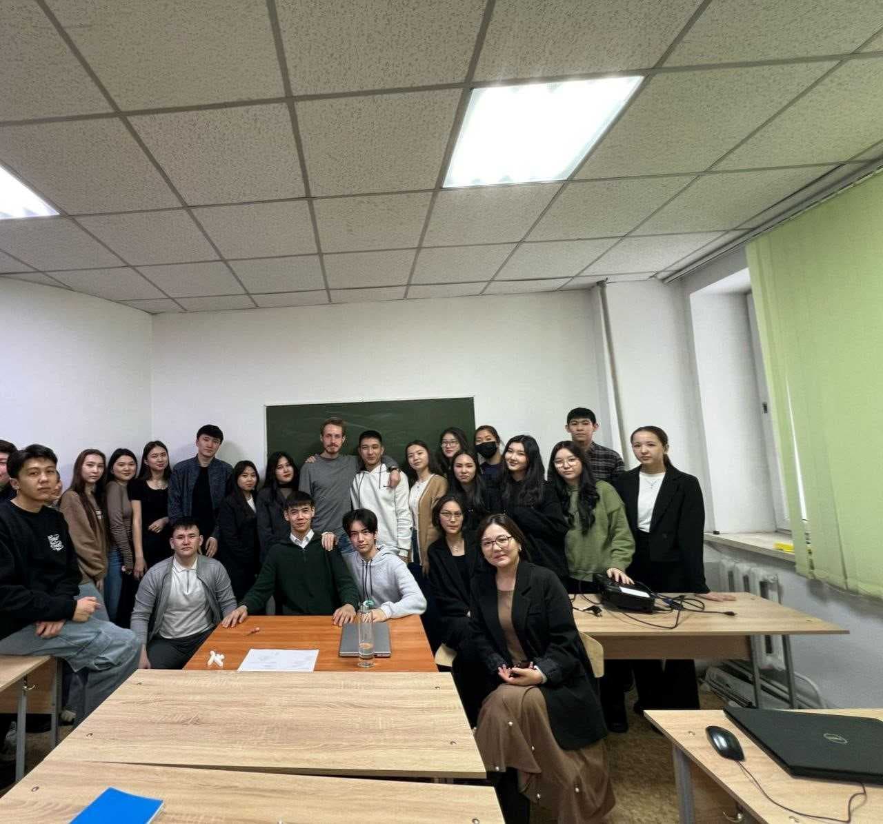 2024 жылдың наурыз айынан бастап Astana International University-ге ғылыми тағылымдамадан өту үшін Острава университетінің (Чехия, Острава қ.) докторанты Андрюс Толочка келді. Эндрюс 1 курс студенттеріне бірқатар дәрістер, сондай-ақ 2-3 курс үшін Статистика пәні бойынша практикалық сабақтар өткізді. Биыл ШҚО Катонқарағай ұлттық паркінде өткен бірінші курс географтарына арналған оқу-далалық практикаға қатысты. — 4
