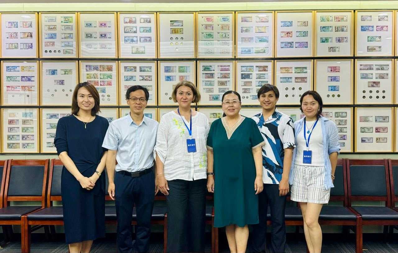 AIU STUDENTS AT UIBE — 2