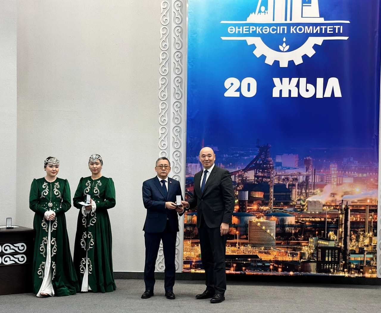 ҚР ӨНЕРКӘСІП КОМИТЕТІНІҢ 20 ЖЫЛДЫҒЫНА АРНАЛҒАН МЕРЕЙТОЙЛЫҚ МЕДАЛЬМЕН ПРОФЕССОР ҚАЖЫКЕН МЕЙРАМ ЗЕКЕШҰЛЫҢ ҚҰТТЫҚТАЙМЫЗ — 2