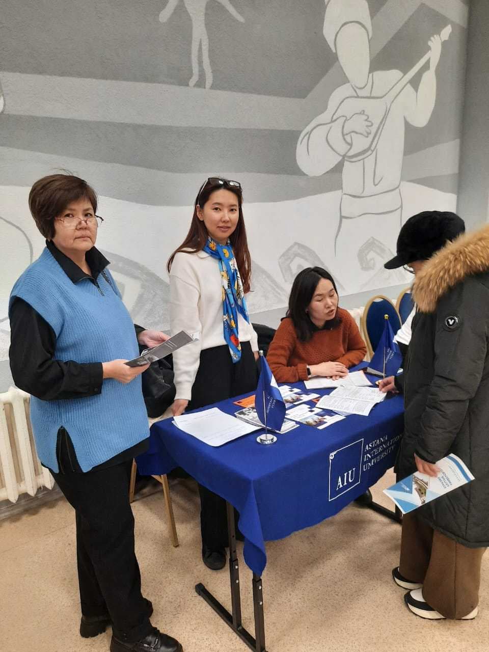 №92 мектептегі кәсіби бағдар жәрмеңкесі: AIU өз бағдарламаларын таныстырды — 2