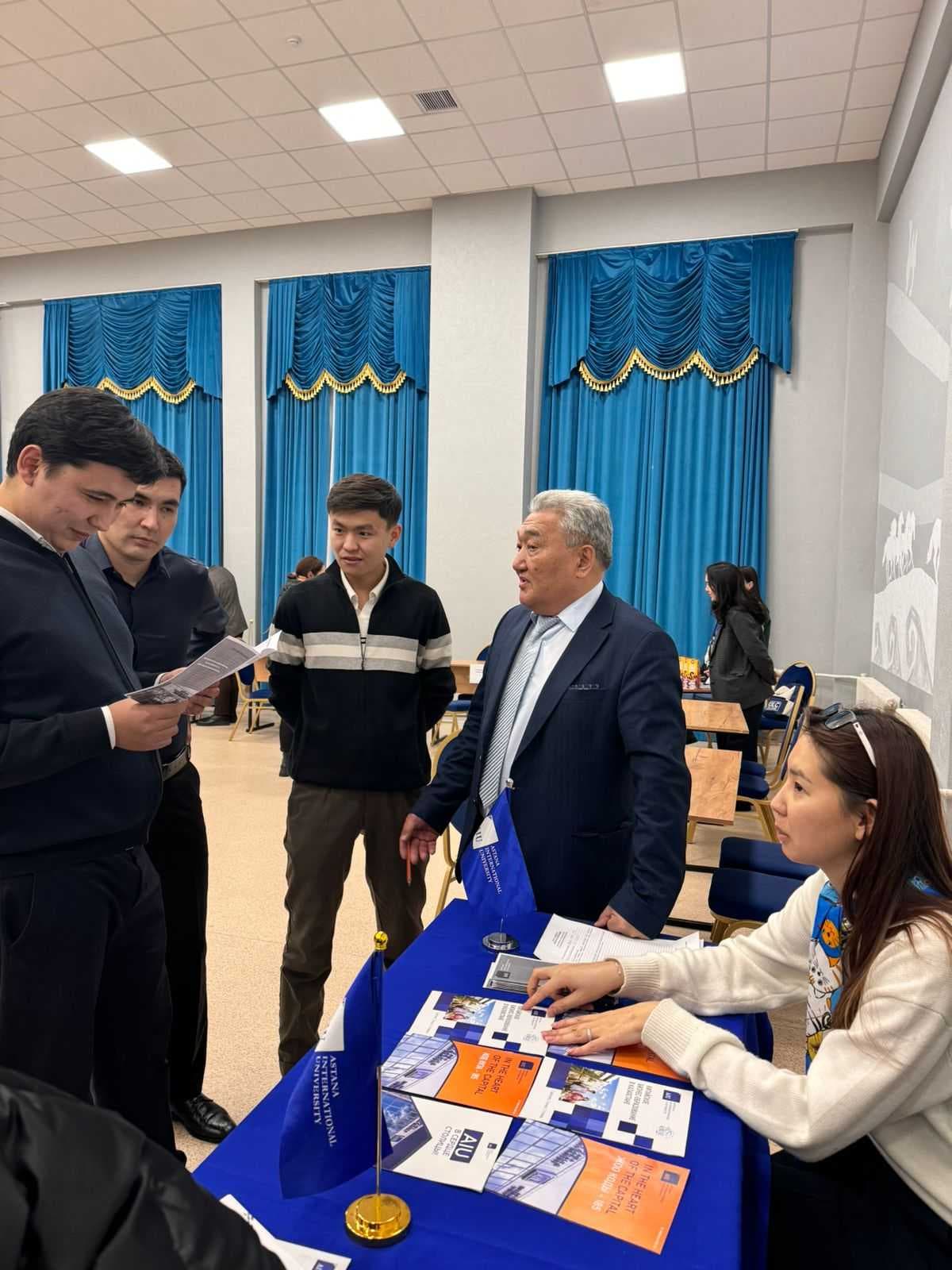 №92 мектептегі кәсіби бағдар жәрмеңкесі: AIU өз бағдарламаларын таныстырды — 1