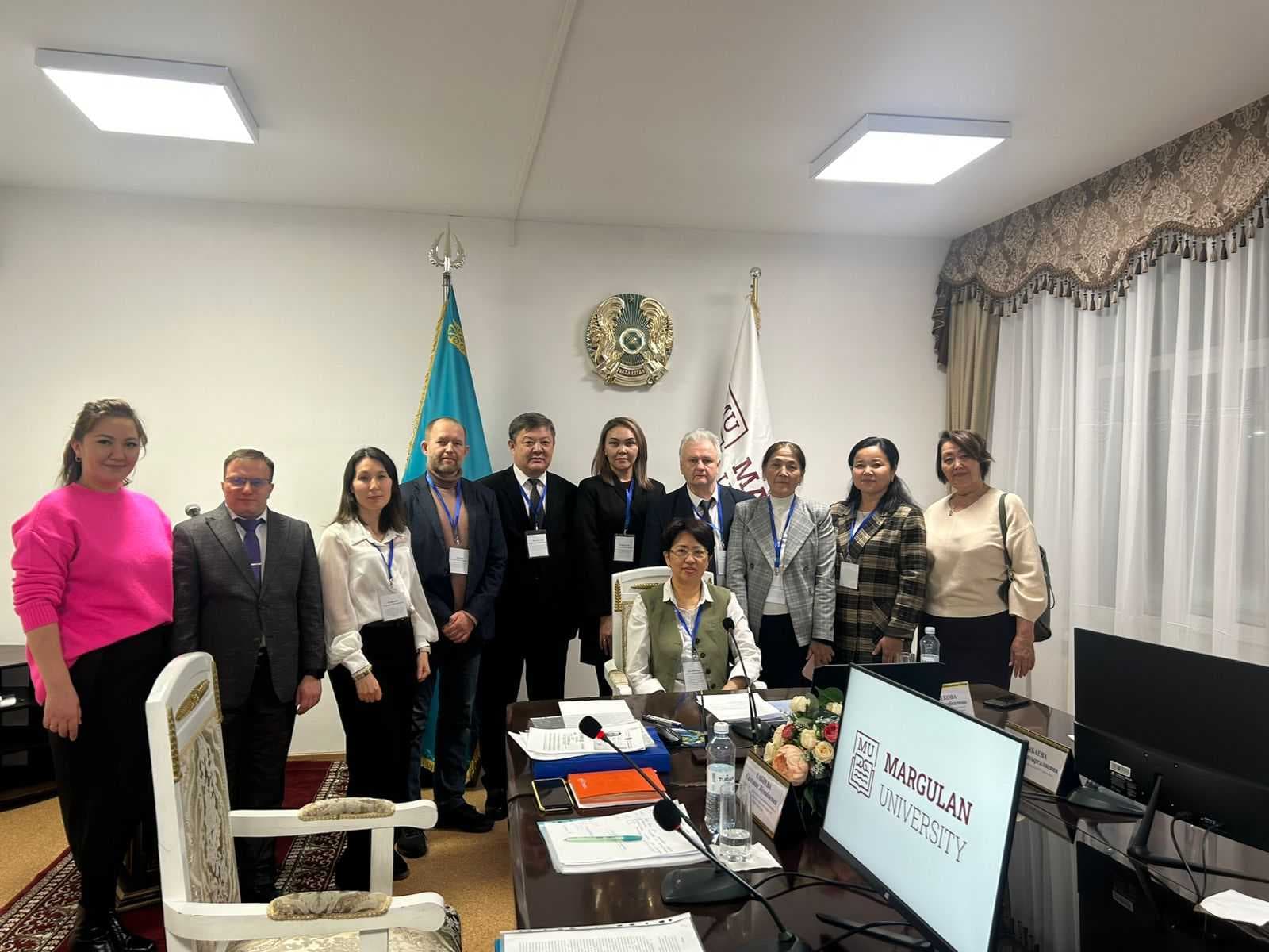 Педагогикалық институт Жумадилов Булат Зұлхарнаевичті ғылыми кеңесшісі ретіндегі PhD диссертациясына қатысқаны үшін құттықтайды — 1