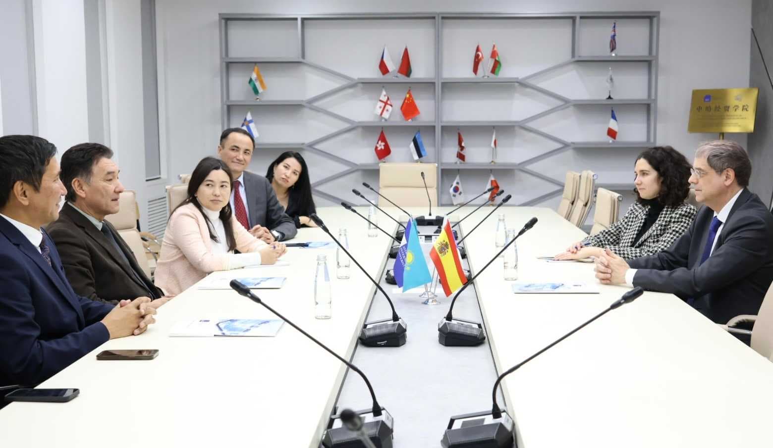 Испанияның Қазақстандағы елшісі Луис Франсиско Мартинес AIU-ға келді — 1