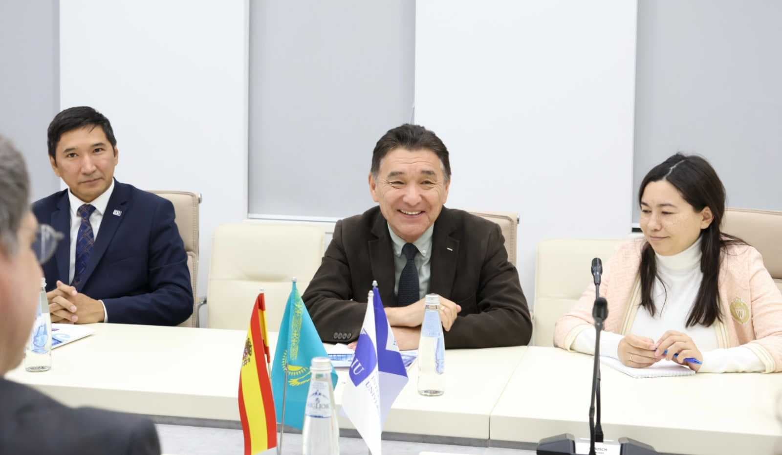 Испанияның Қазақстандағы елшісі Луис Франсиско Мартинес AIU-ға келді — 3