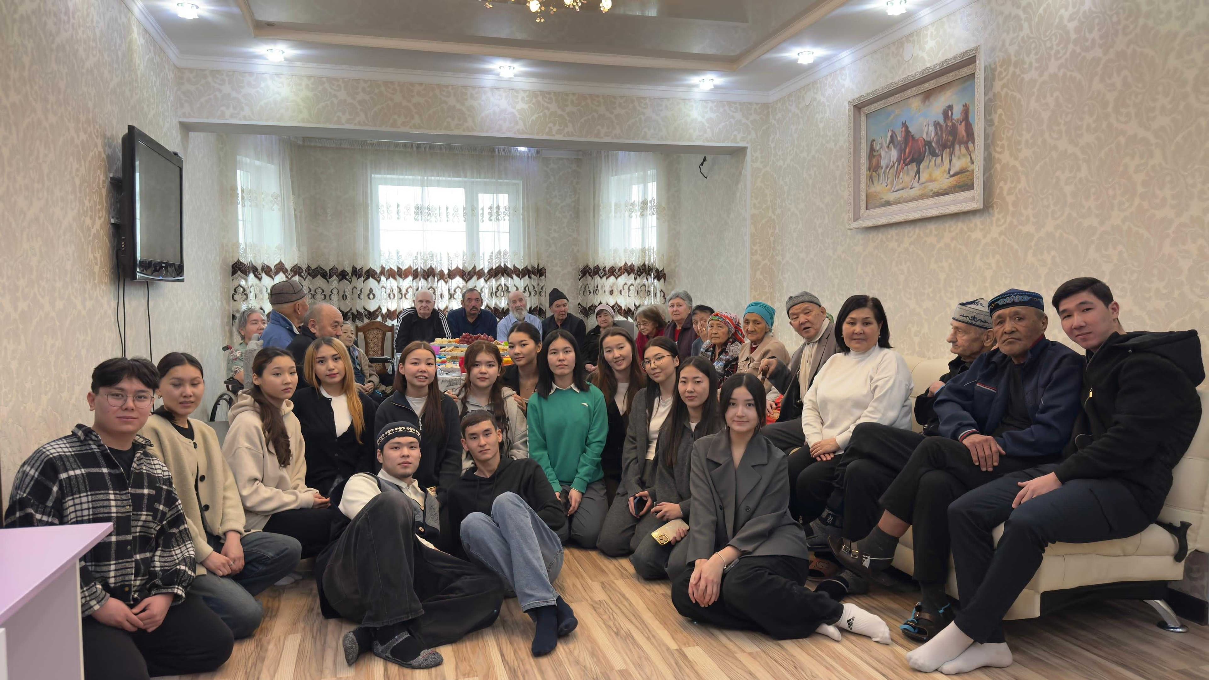Қамқорлық пен мейірім: AIU студенттері қарттар үйінде — 1