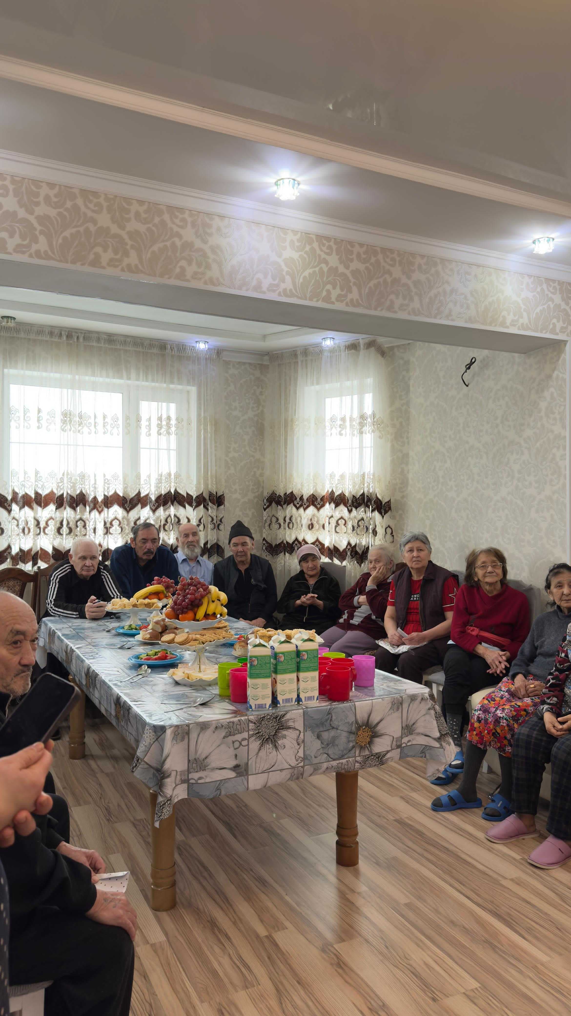 Қамқорлық пен мейірім: AIU студенттері қарттар үйінде — 3