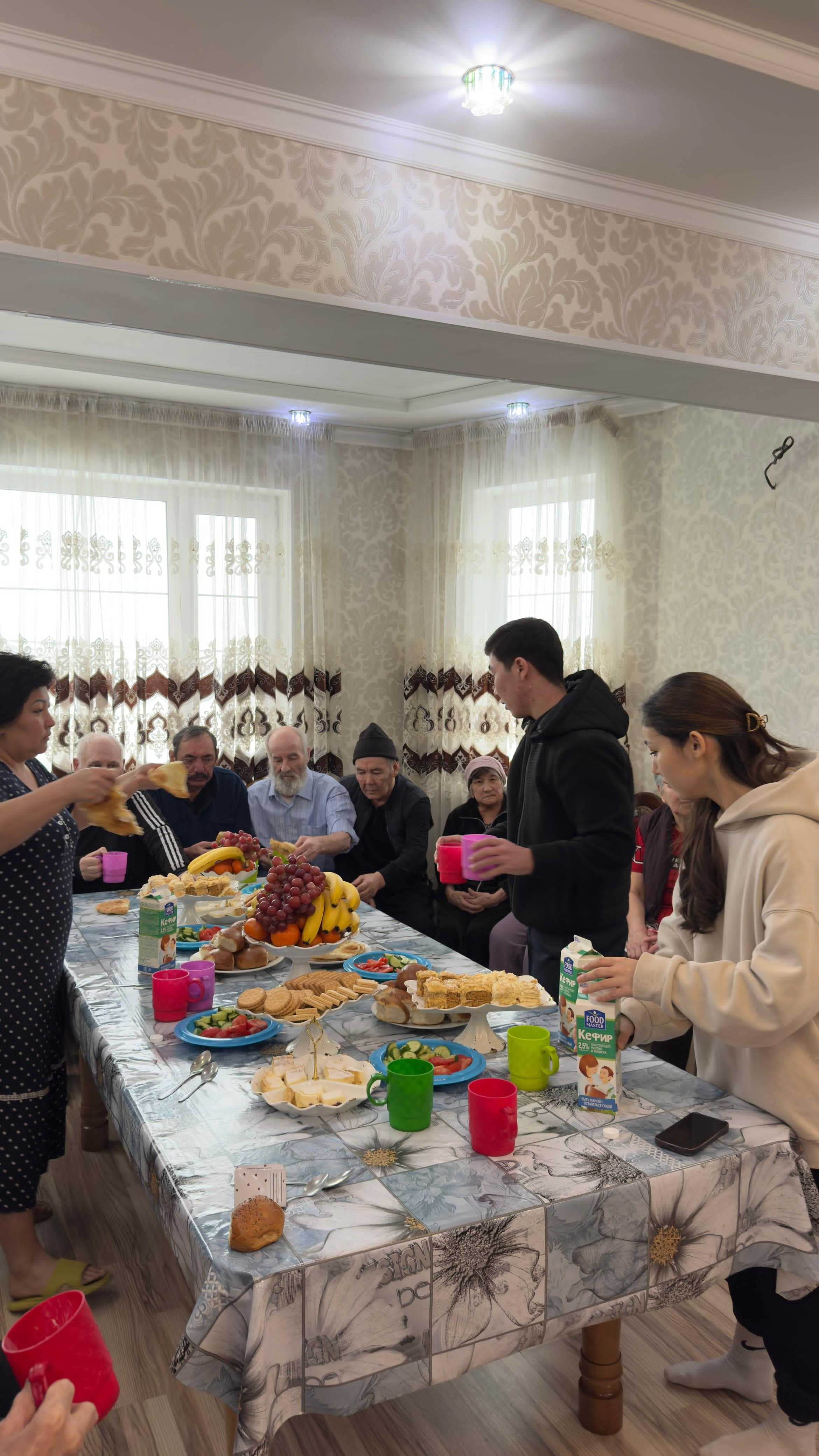Қамқорлық пен мейірім: AIU студенттері қарттар үйінде — 2