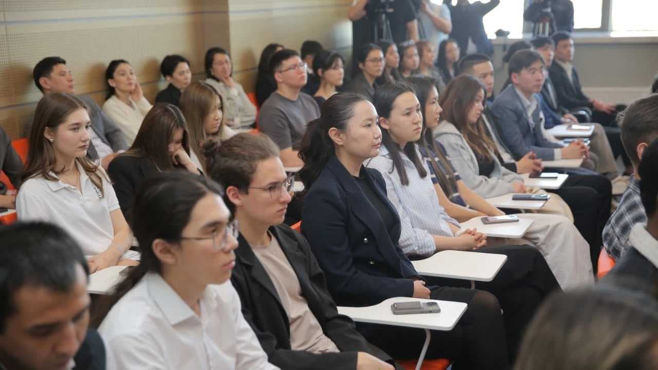 AIU студенттері ғарышкер Айдын Айымбетовпен кездесуге қатысты — 4