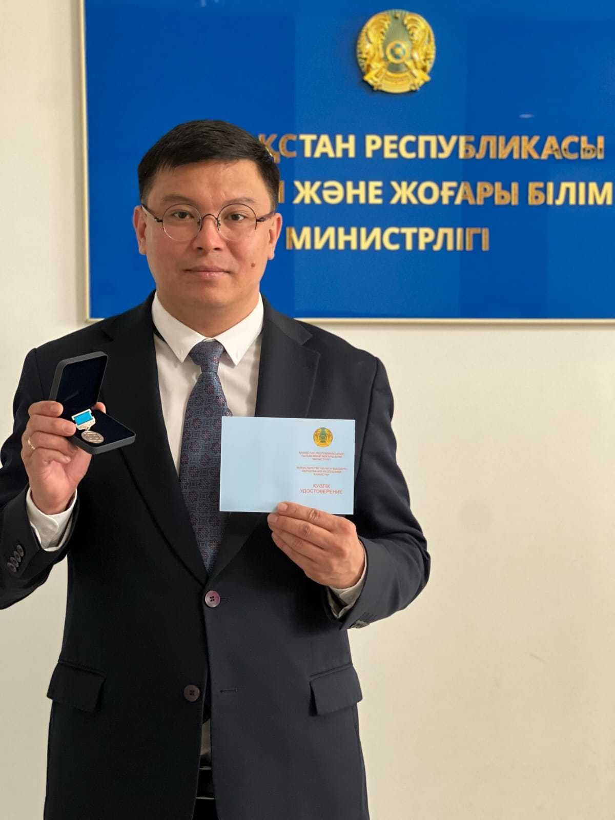 AIU Professor Receives High Ministerial Award for Science Day — 1