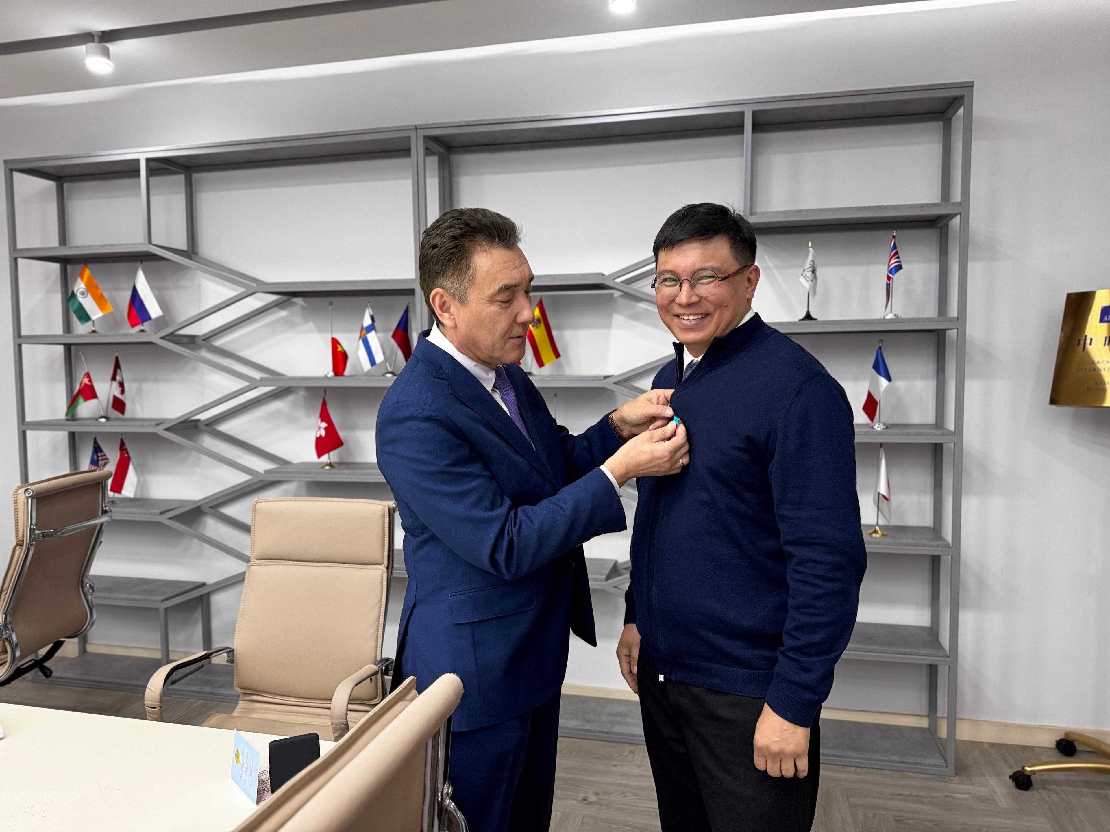 AIU Professor Receives High Ministerial Award for Science Day — 3