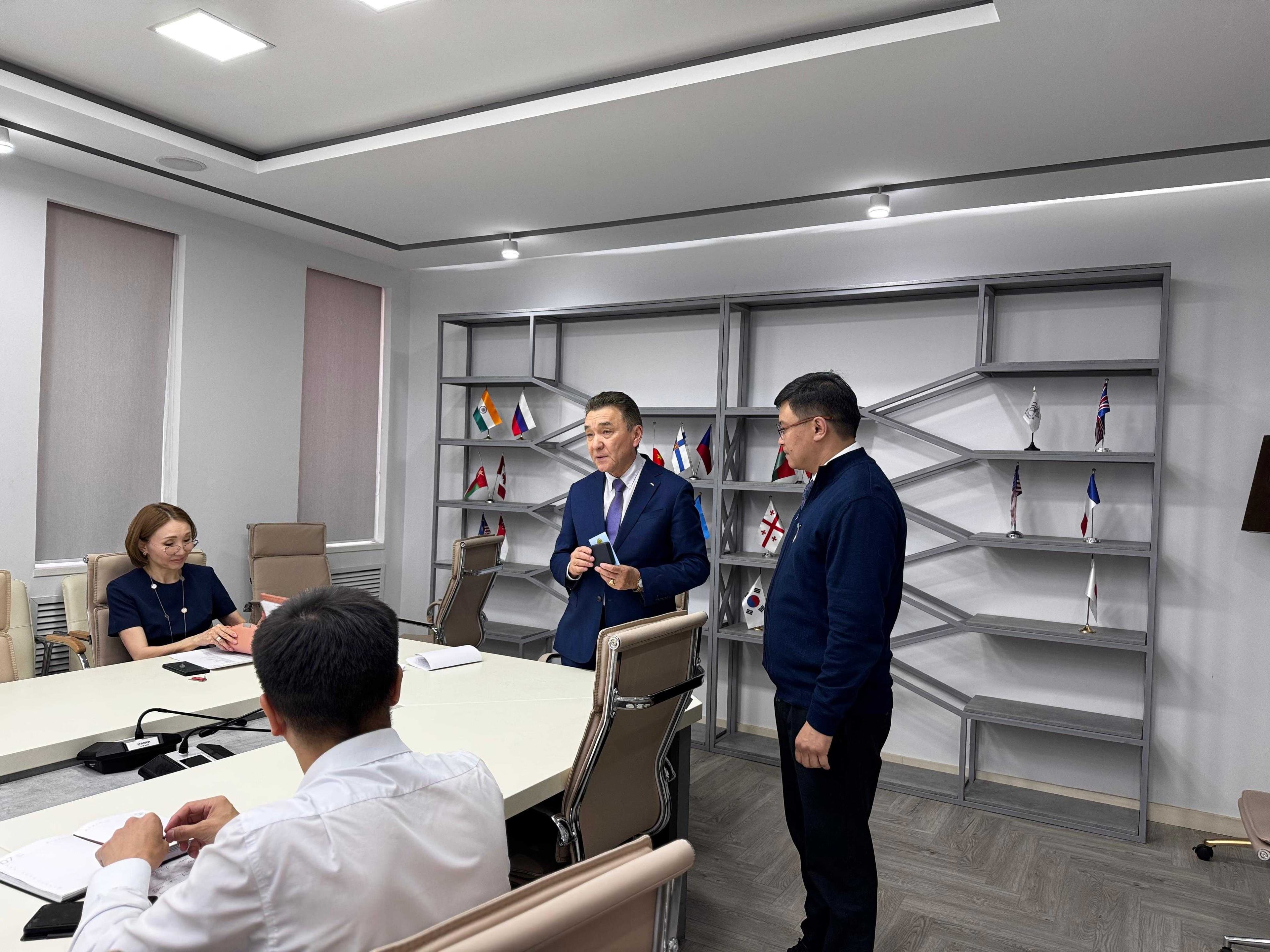 AIU Professor Receives High Ministerial Award for Science Day — 4
