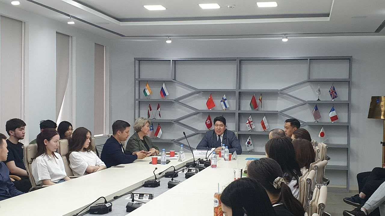 FROM STUDENT TO EXPERT: A REAL EXPERIENCE OF ENTERING PUBLIC SERVICE — 2
