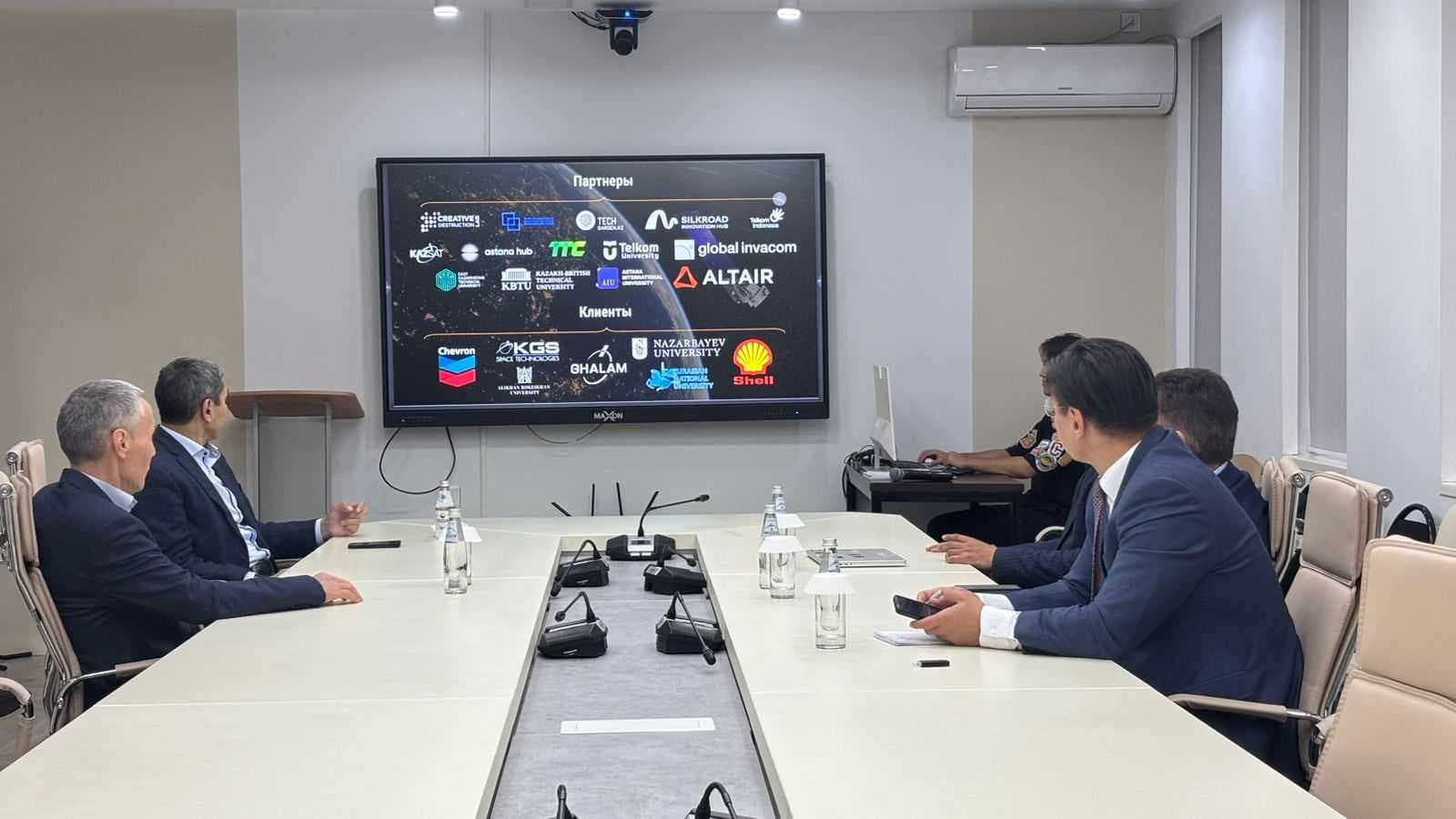 Meeting with test cosmonaut Mukhtar Aimakhanov at Astana International University — 5