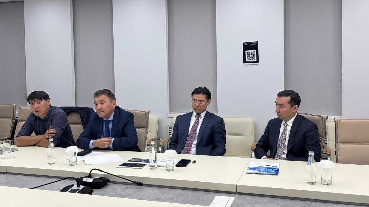 Meeting with test cosmonaut Mukhtar Aimakhanov at Astana International University — 4