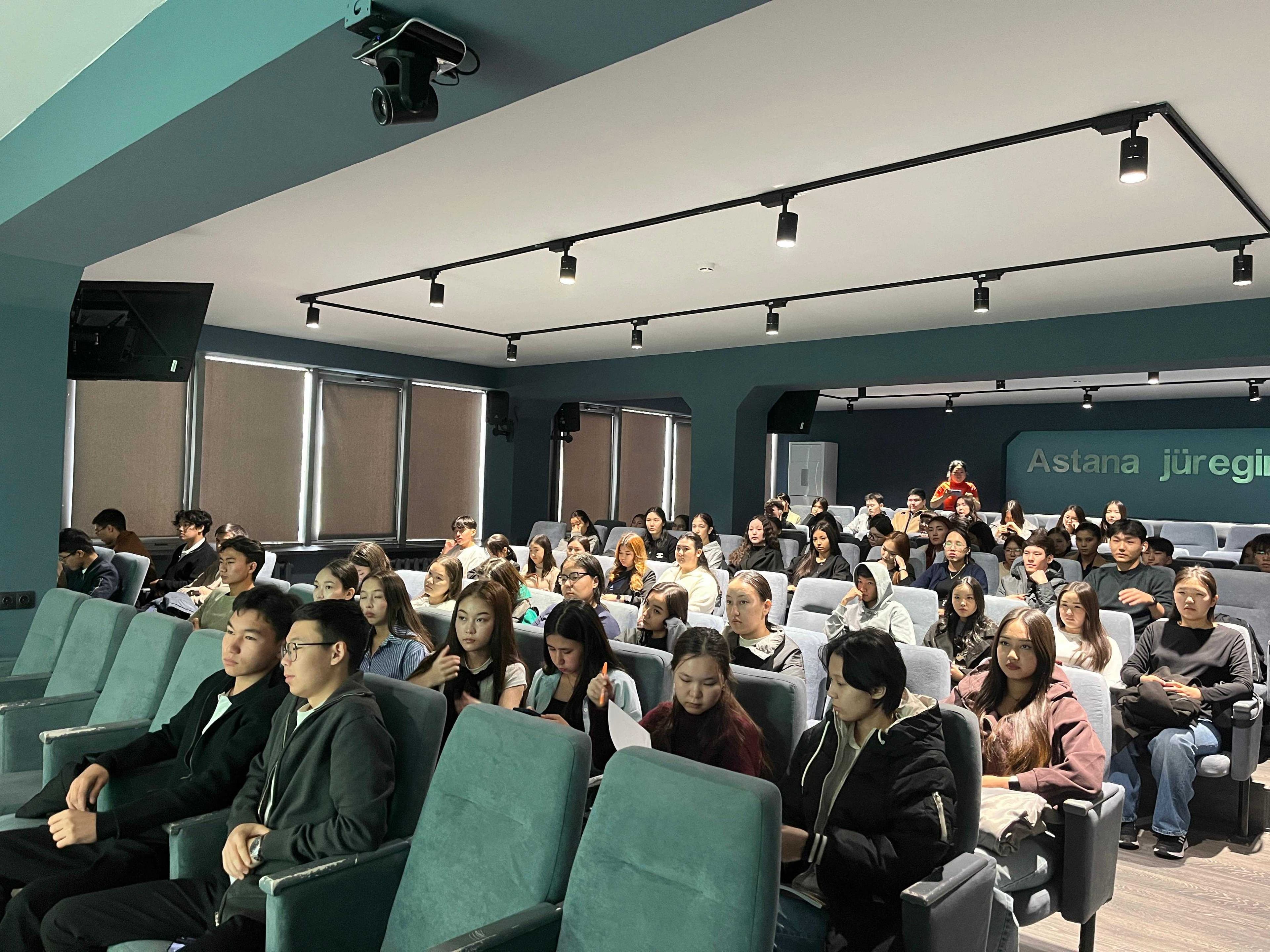 AIU held an "Against Smoking" campaign for students — 3