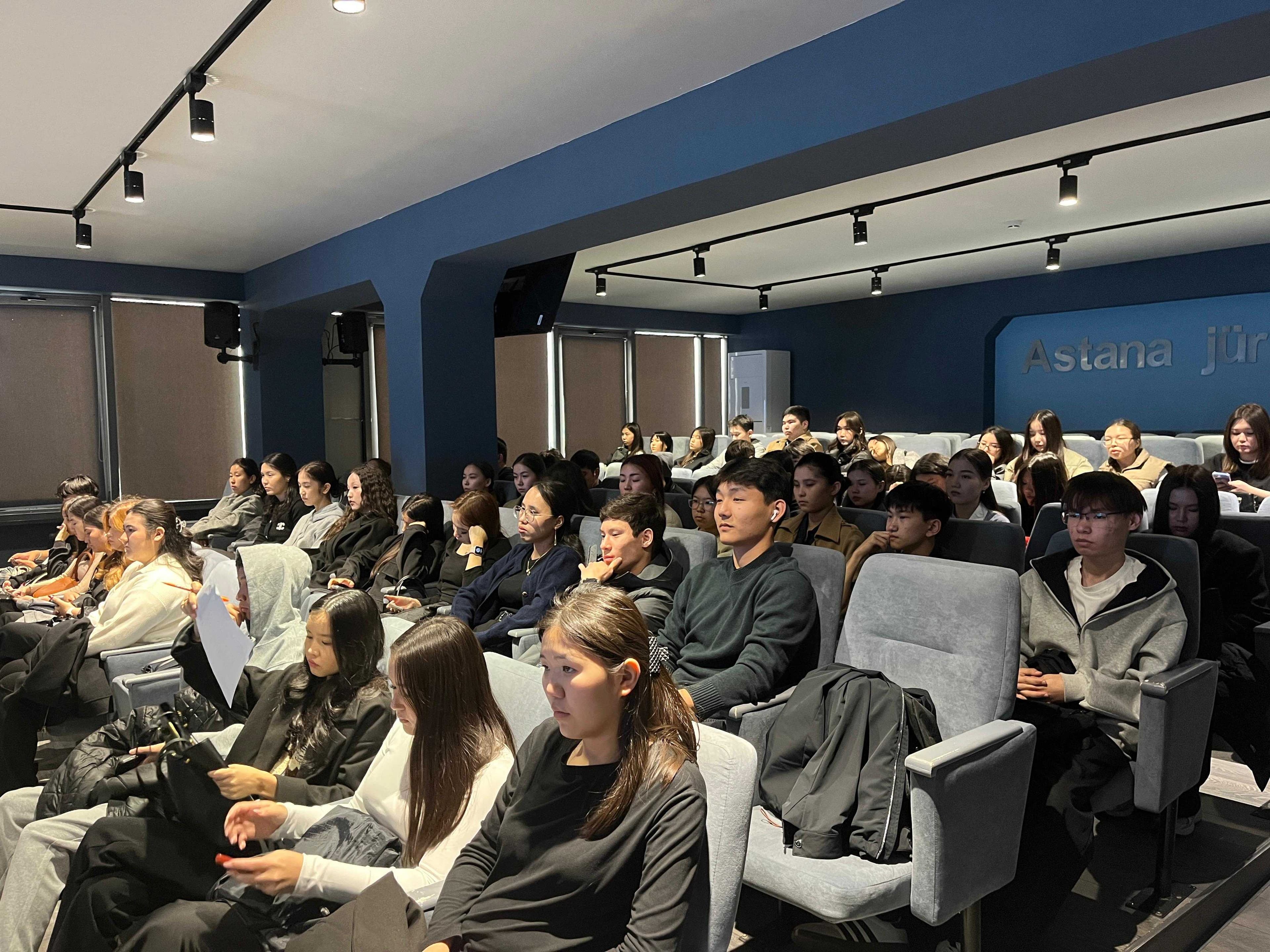 AIU held an "Against Smoking" campaign for students — 1