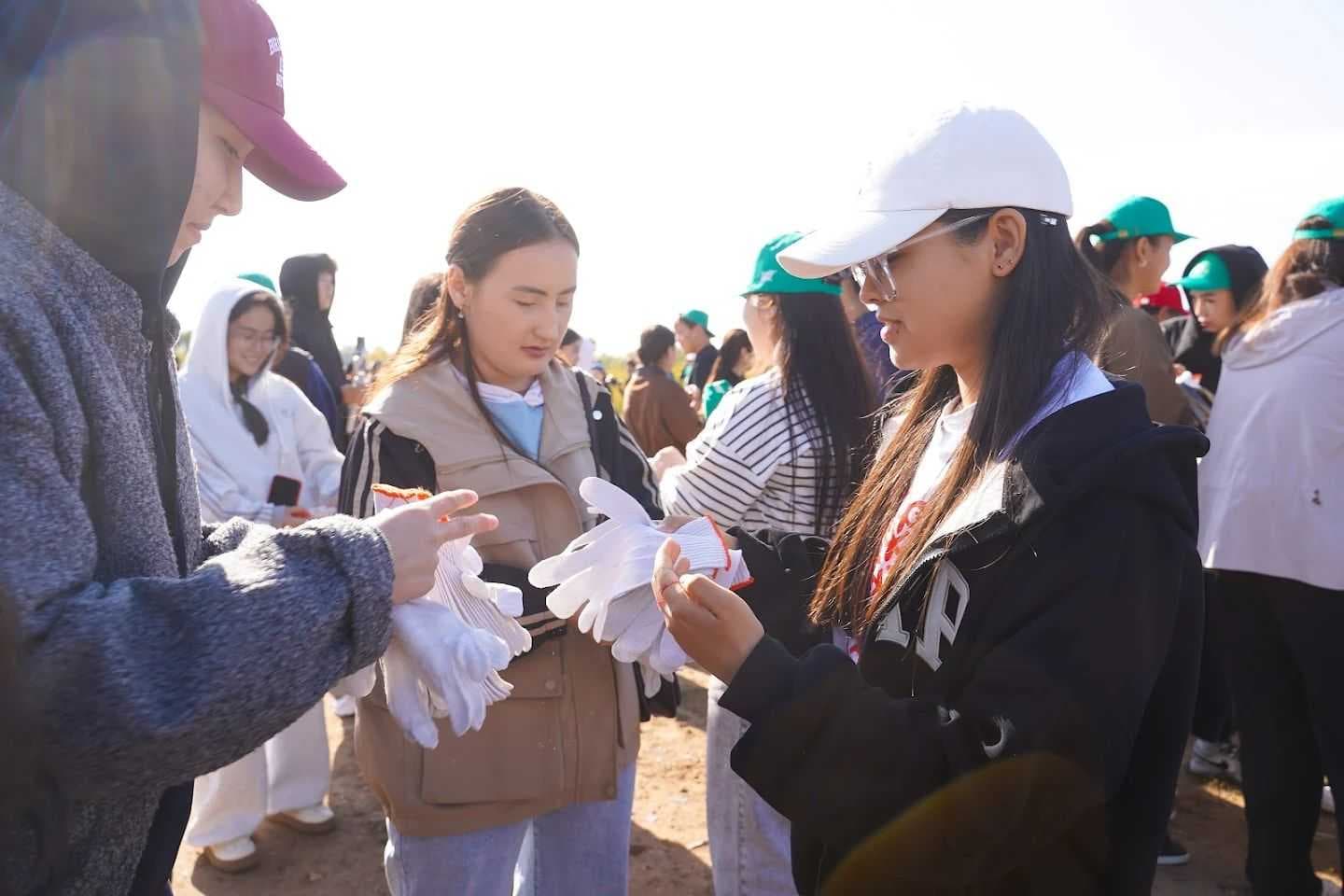 AIU студенттері «World Cleanup Day» Жаһандық экологиялық акциясына қатысты — 8