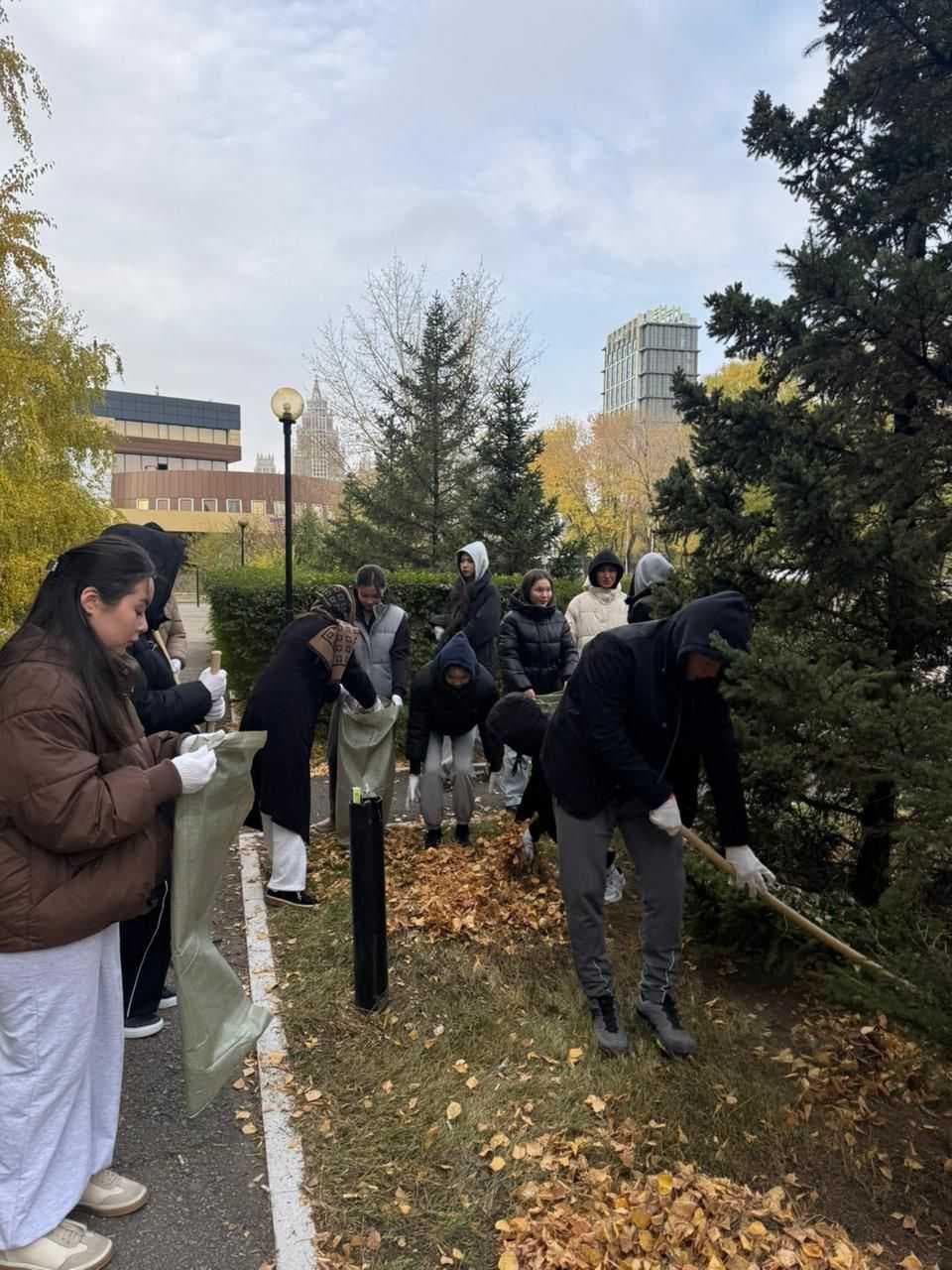 The Astana International University (AIU) held a cleanup day as part of the nationwide Taza Kazakhstan campaign — 4