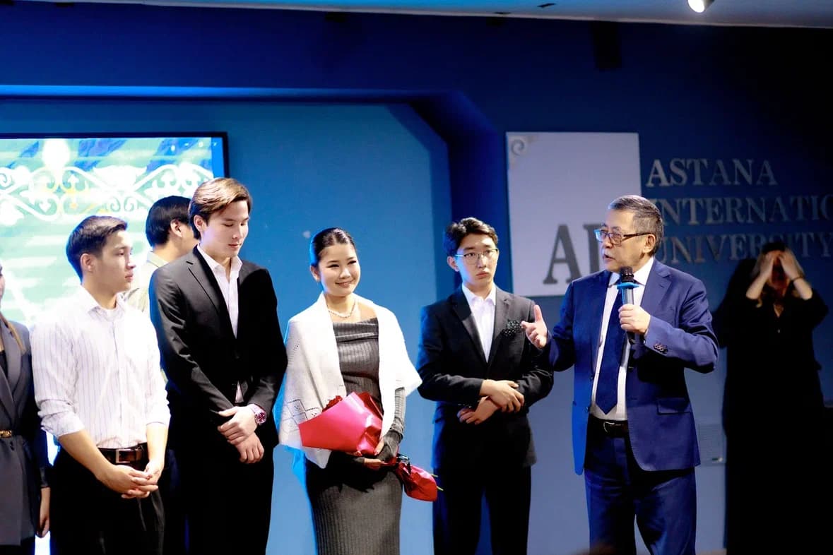 AIU Presented Letters of Appreciation to the Teaching Staff in Honor of Republic Day — 5
