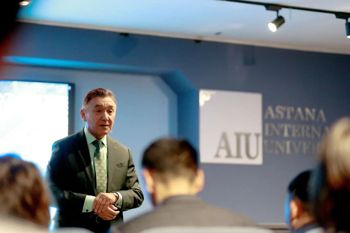 AIU Presented Letters of Appreciation to the Teaching Staff in Honor of Republic Day — 1