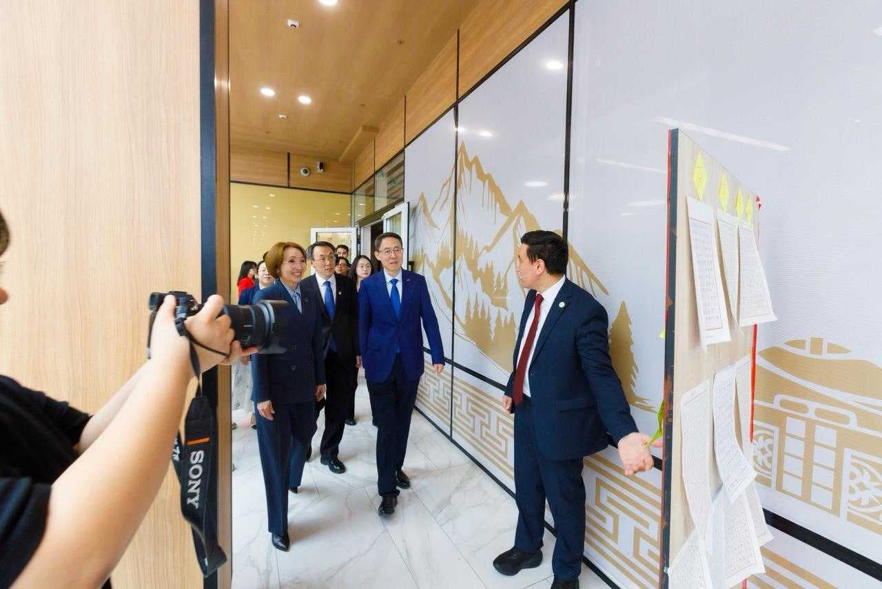 Эхо Шелкового пути: Дружба на кончике кисти — 23