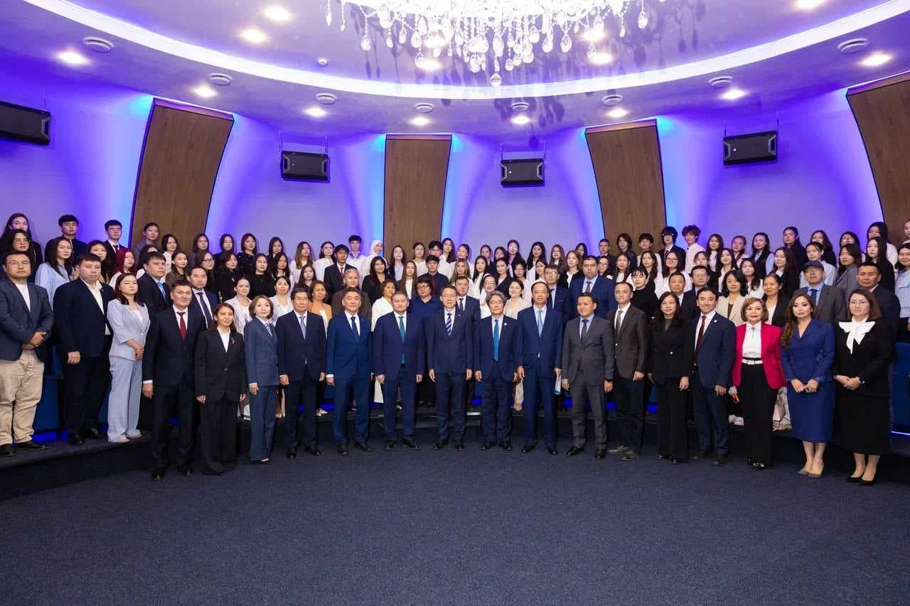 В Международном университете Астана состоялась торжественная церемония открытия скульптурной композиции «Диалог великих мыслителей: аль-Фараби и Конфуций» — 11