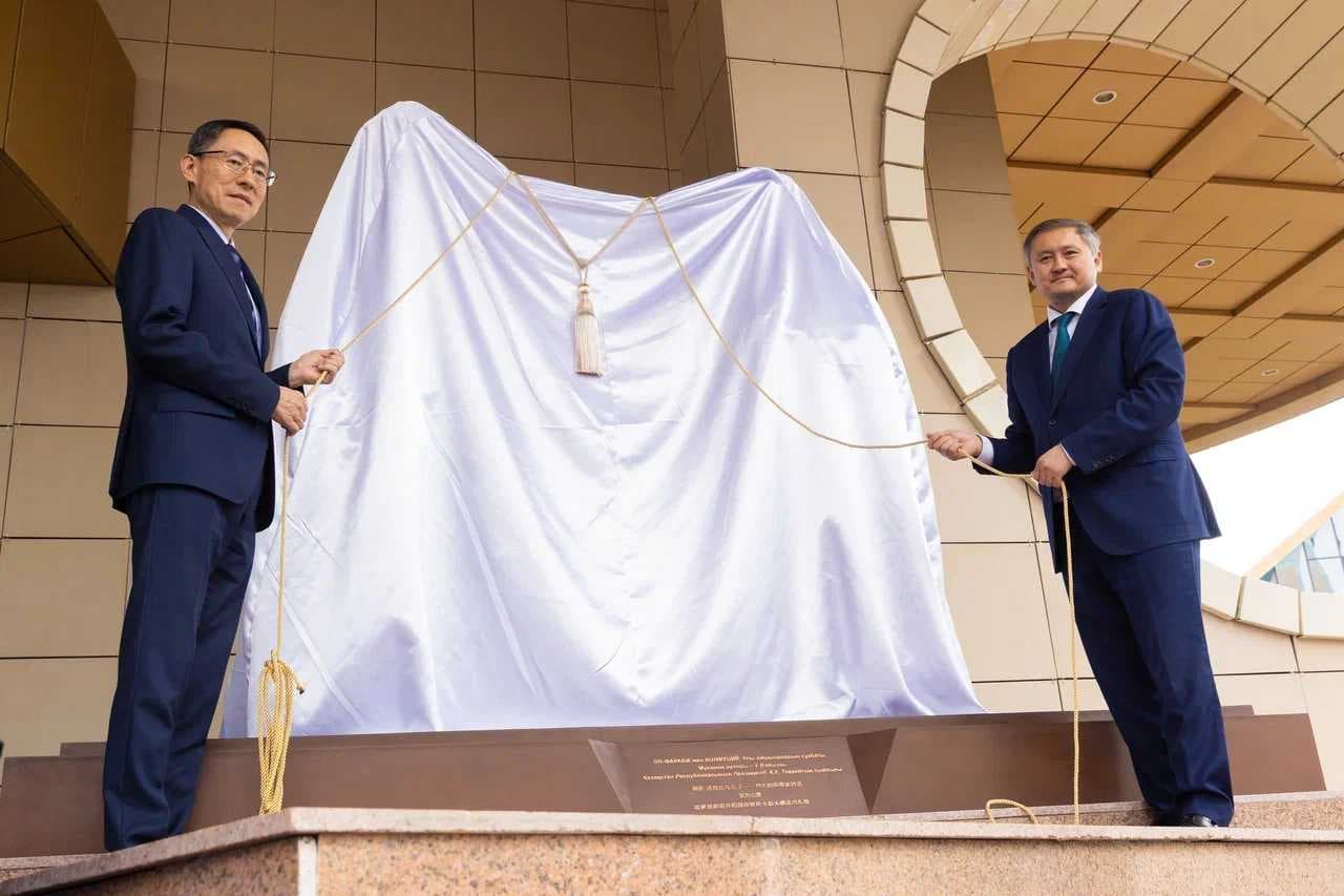 В Международном университете Астана состоялась торжественная церемония открытия скульптурной композиции «Диалог великих мыслителей: аль-Фараби и Конфуций» — 1