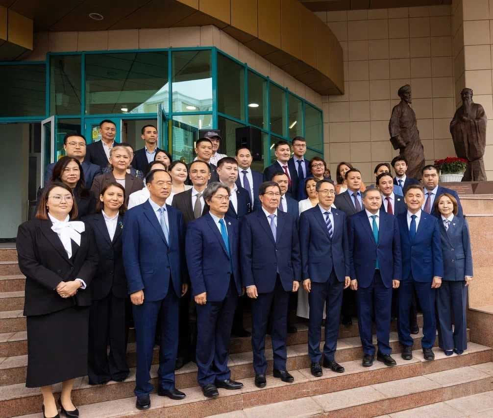 В Международном университете Астана состоялась торжественная церемония открытия скульптурной композиции «Диалог великих мыслителей: аль-Фараби и Конфуций» — 4