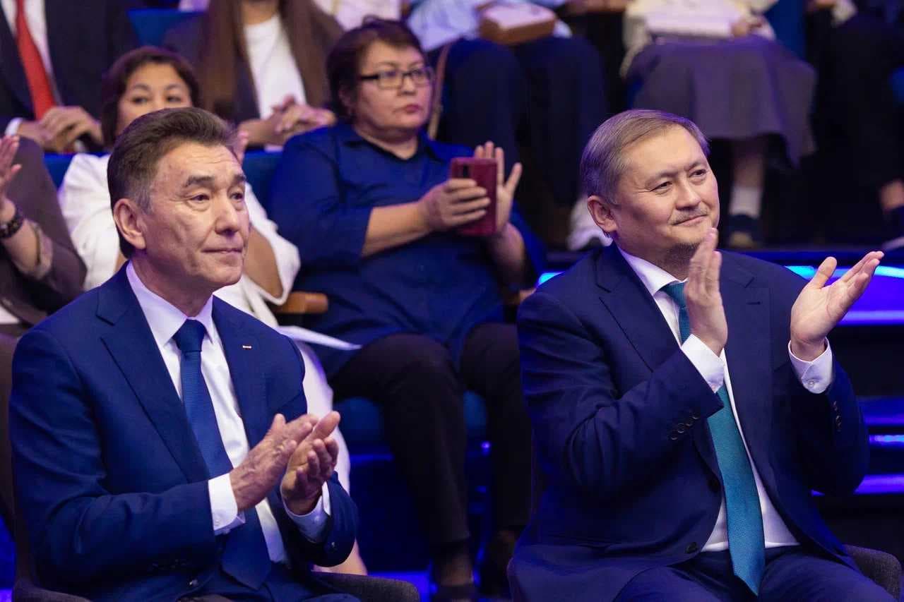 В Международном университете Астана состоялась торжественная церемония открытия скульптурной композиции «Диалог великих мыслителей: аль-Фараби и Конфуций» — 9