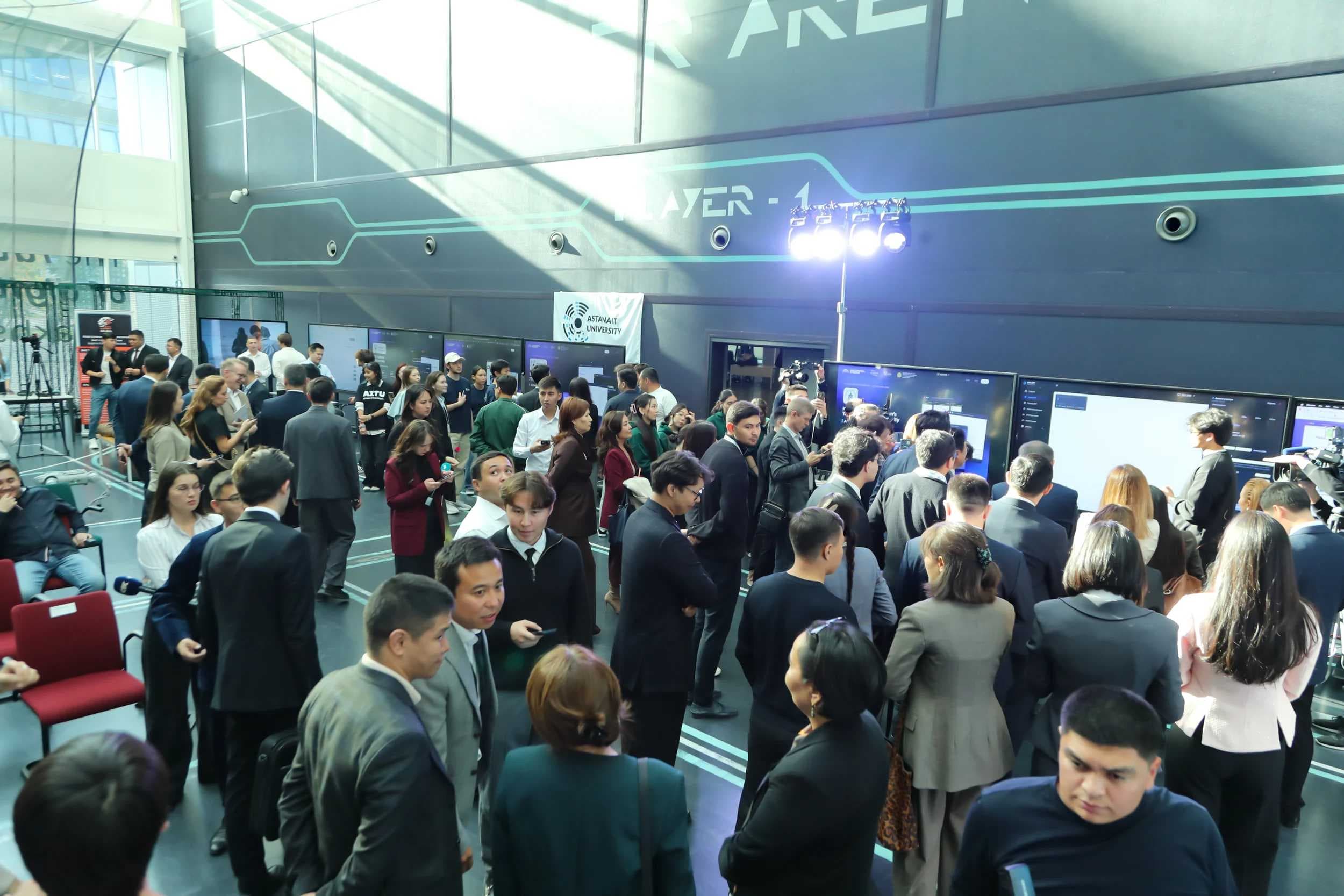 AIU студенттері AI & Digital Bridge 2026 форумында инновациялық жобаларын таныстырды — 5
