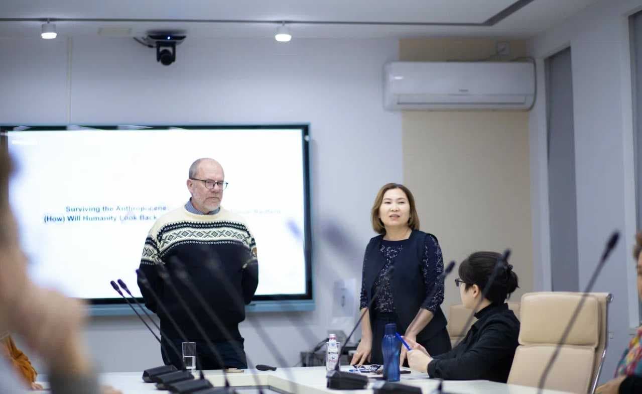 Professor Simon Redfern from Nanyang Technological University has been teaching the course "Sustainability and environmental change" for master's and doctoral students in the natural sciences at Astana International University — 1