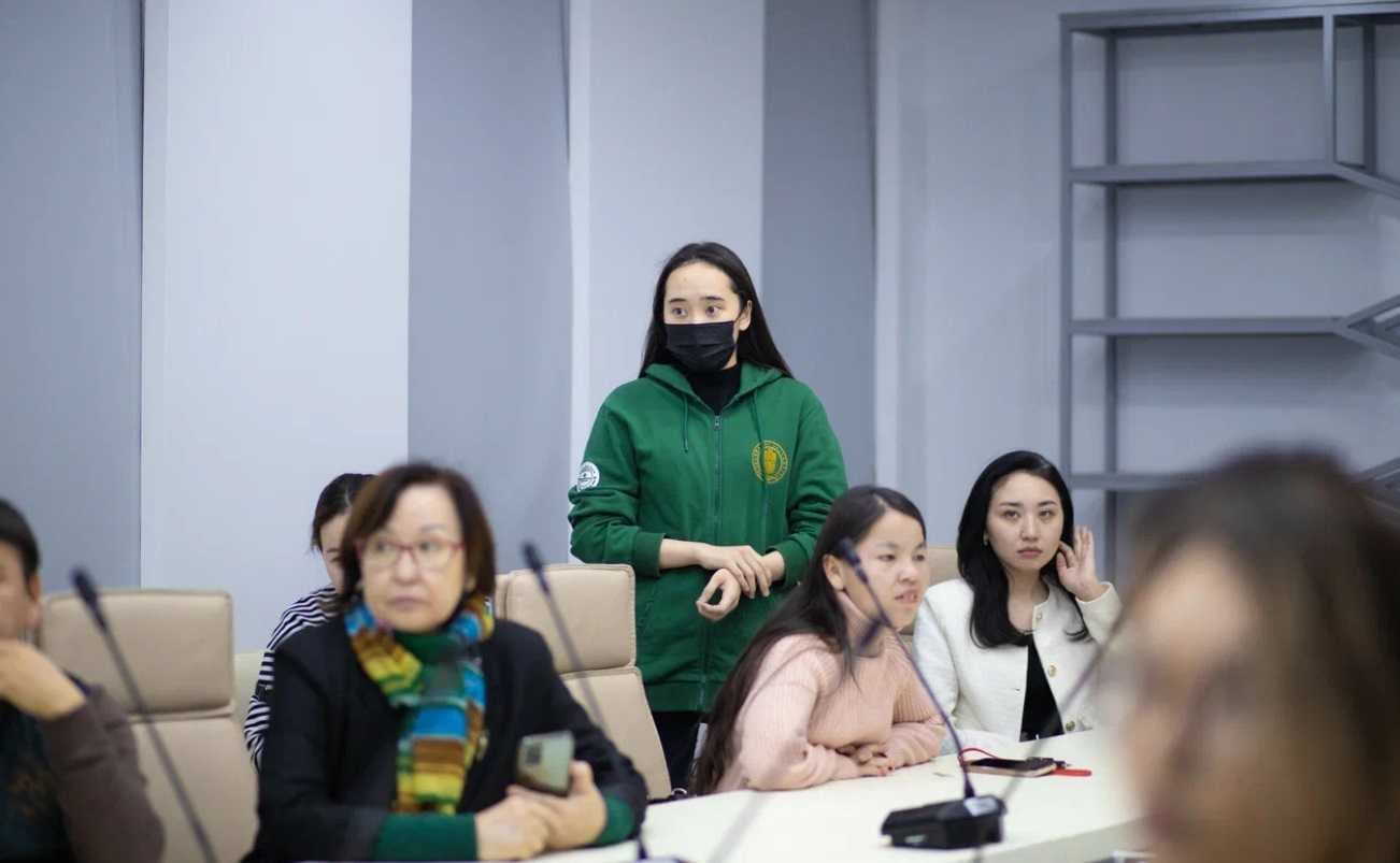 Professor Simon Redfern from Nanyang Technological University has been teaching the course "Sustainability and environmental change" for master's and doctoral students in the natural sciences at Astana International University — 2