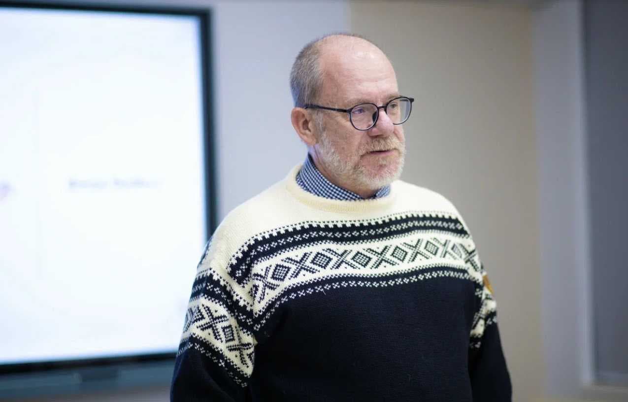 Professor Simon Redfern from Nanyang Technological University has been teaching the course "Sustainability and environmental change" for master's and doctoral students in the natural sciences at Astana International University — 3